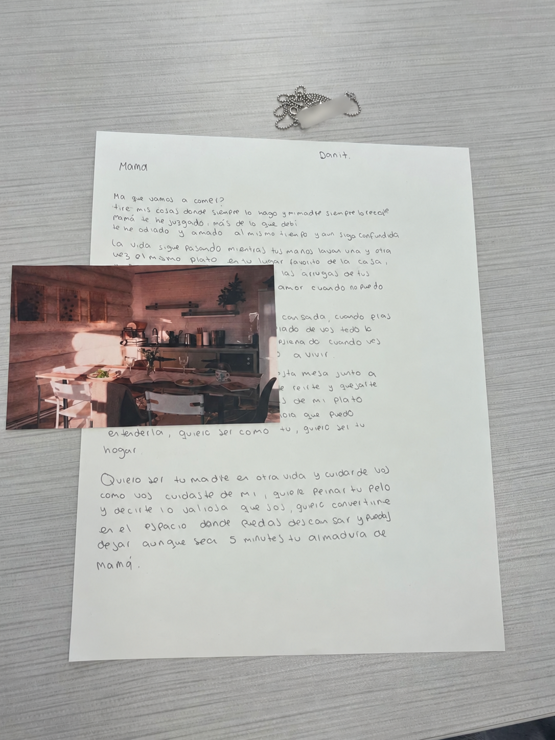Carta manuscrita junto a un recuerdo.png