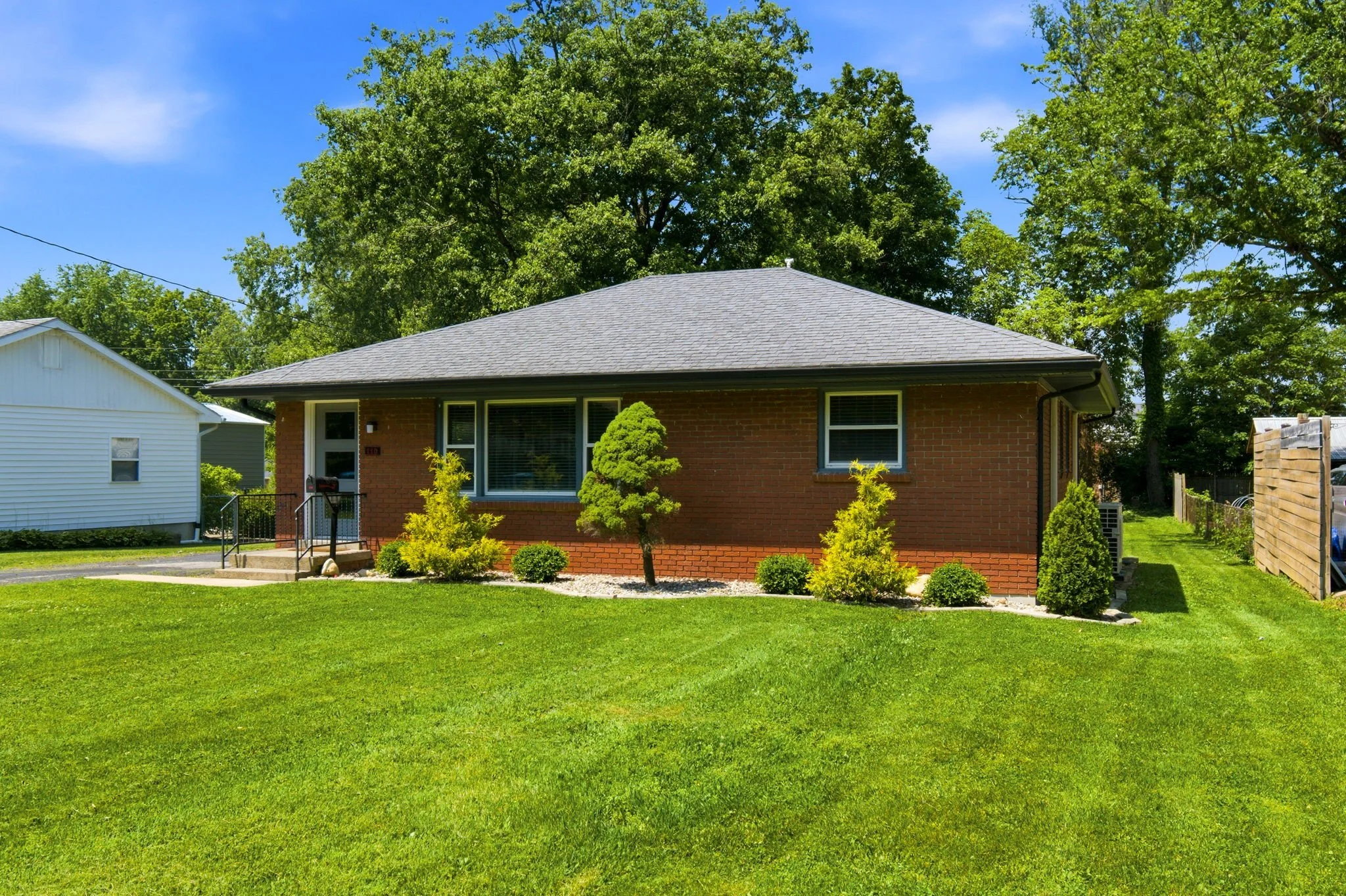 110 Woodlawn Ave-02.jpg