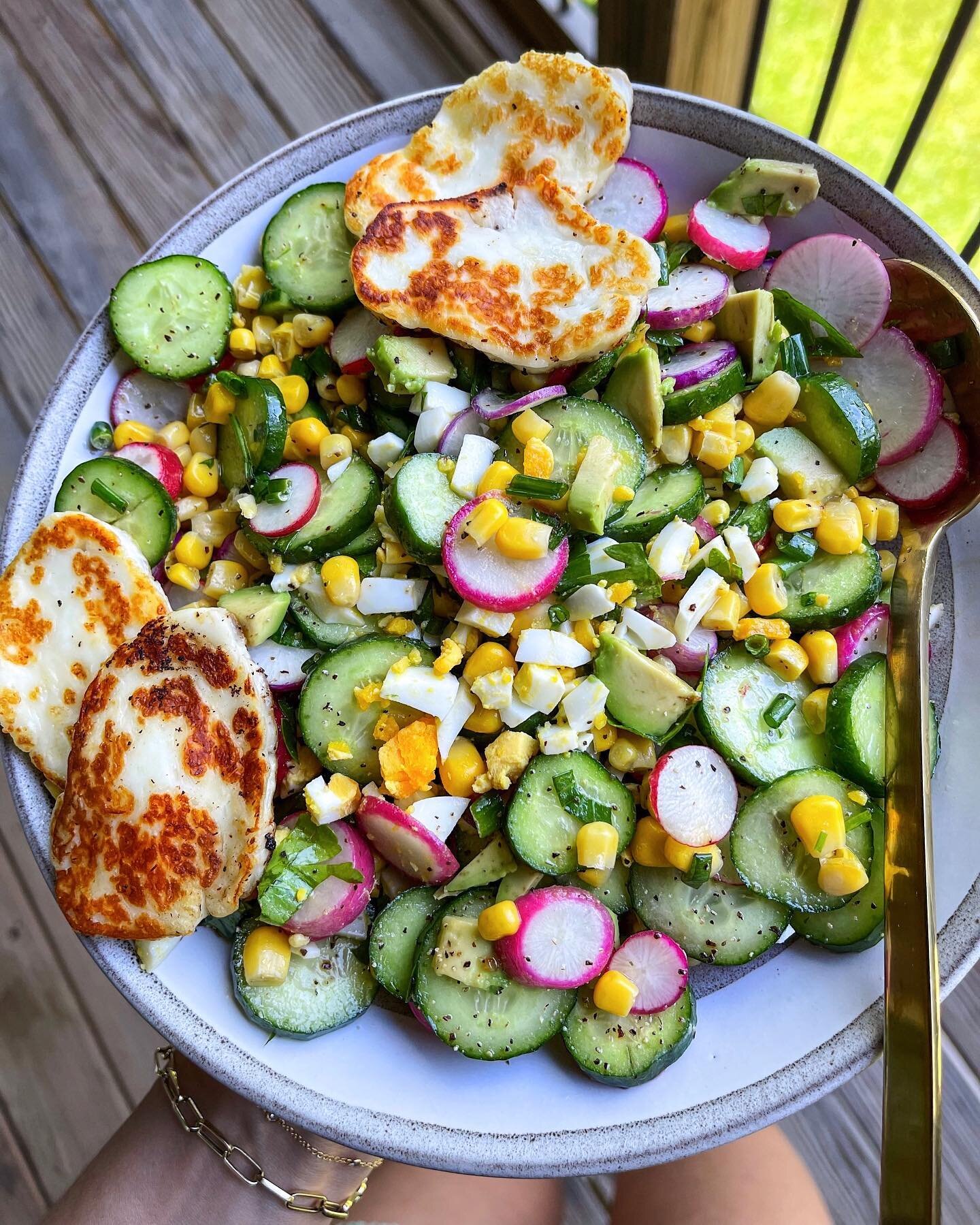 This Corn Cucumber Summer Salad is one of my favorite salads everrrr 😍🌽🥒🥑 it&rsquo;s super crunchy, refreshing and bursting with fresh summer flavors 👏🏼👏🏼👏🏼 Made with cucumber, fresh herbs, radishes, hard-boiled-eggs, avocado 🥑, olive oil,
