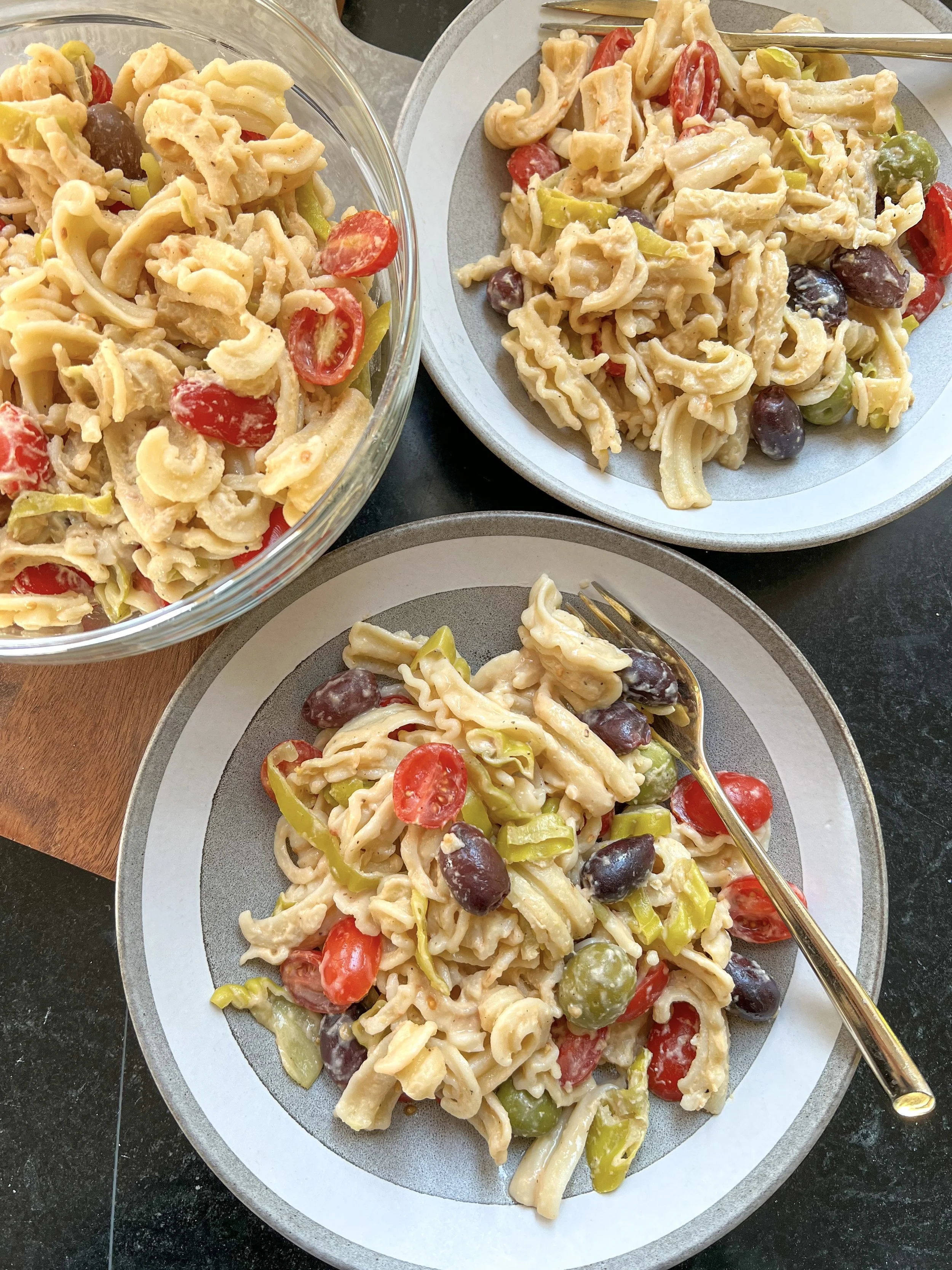 15-MINUTE HUMMUS PASTA SALAD