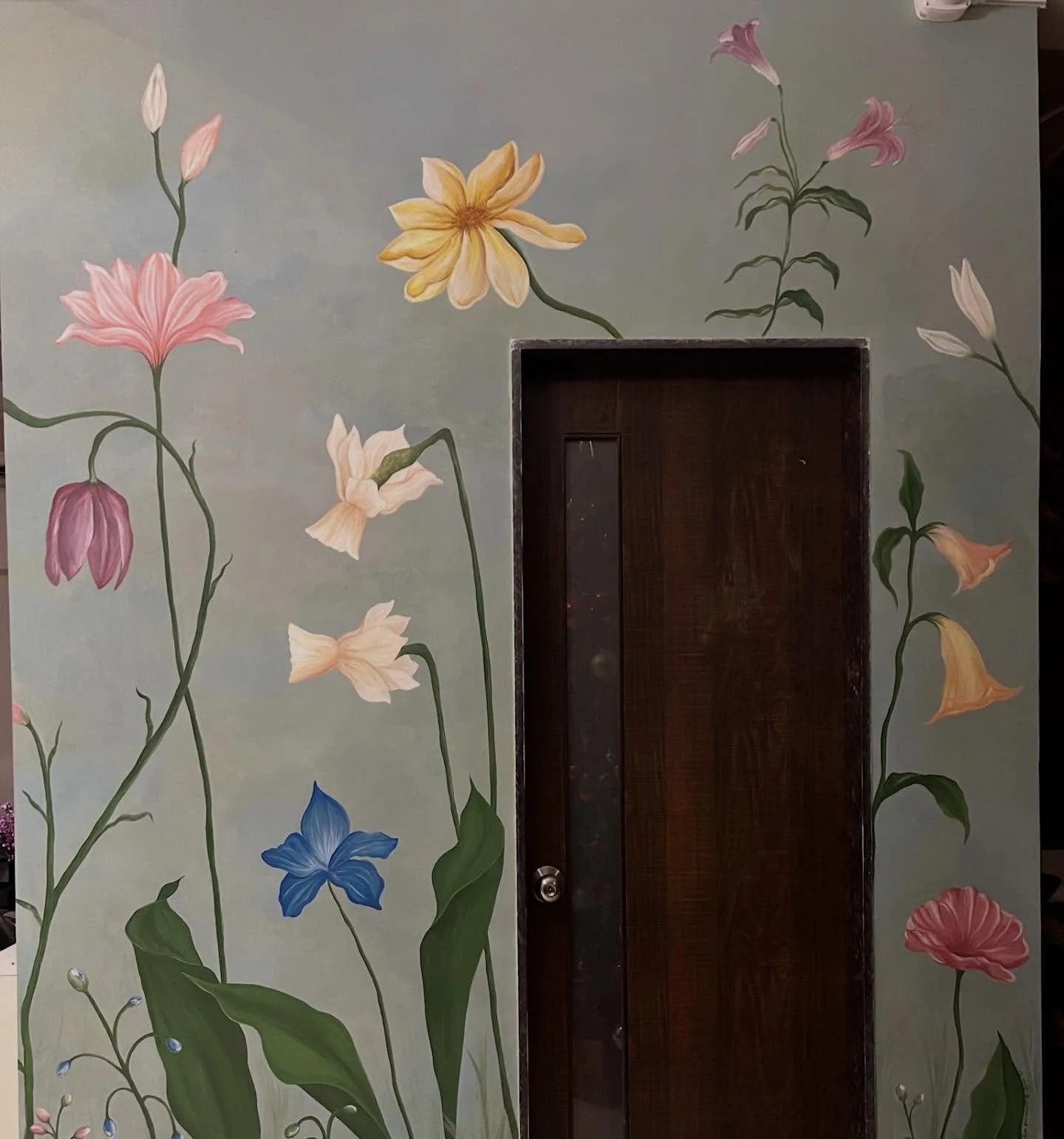 last commission of 2025!!! 

we painted our first wall mural at Khoobsurat Salon by @kiran2107_  recently and here's how it turned out!🌸🪻🌼🌷🌺🌹🍃

(tags- mural, wall mural, mural art, wall painting, wallpaper, hand painted wall, lime wash, sage g