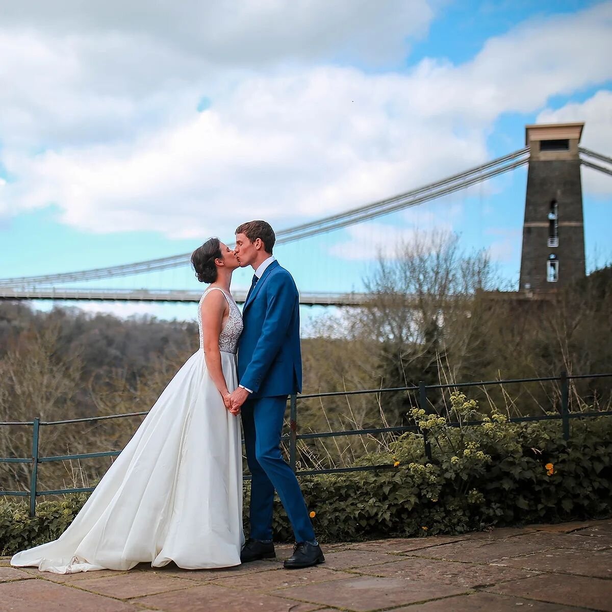 Love was in the air at the Clifton Suspension Bridge a couple of weeks back! Grace and Jack's special day was a beautiful blend of romance, joy, and stunning views of the iconic Bristol landmark. I was so grateful to have been a part of their celebra