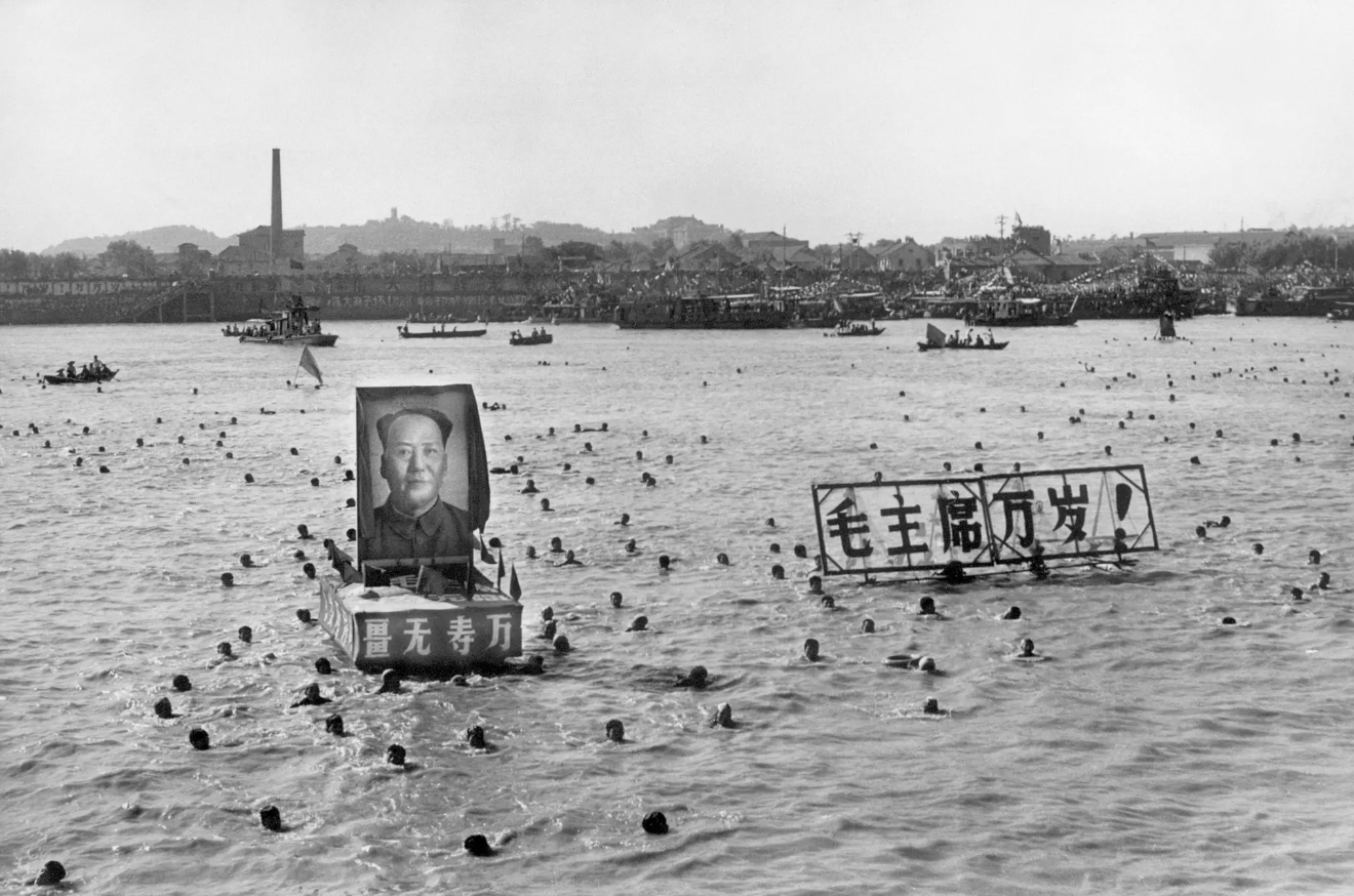    Swimming in the Yangtze River with a portrait of Mao in September 1967 ©Agence France-Presse via Getty Images   
