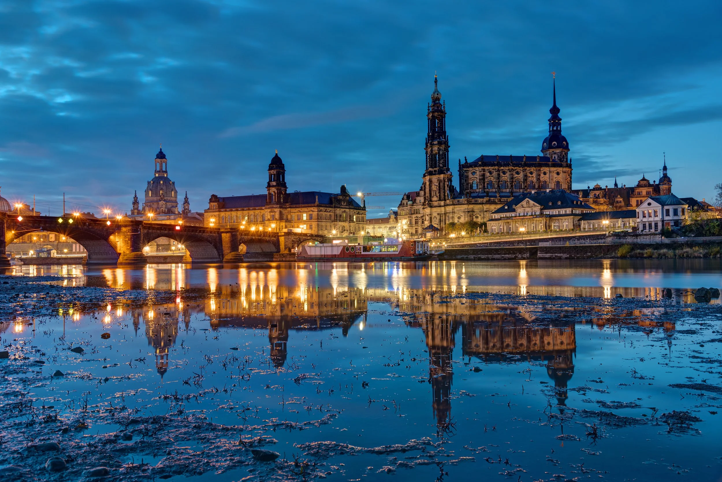 the-landmarks-of-dresden-at-night-2022-12-17-03-41-34-utc.jpg