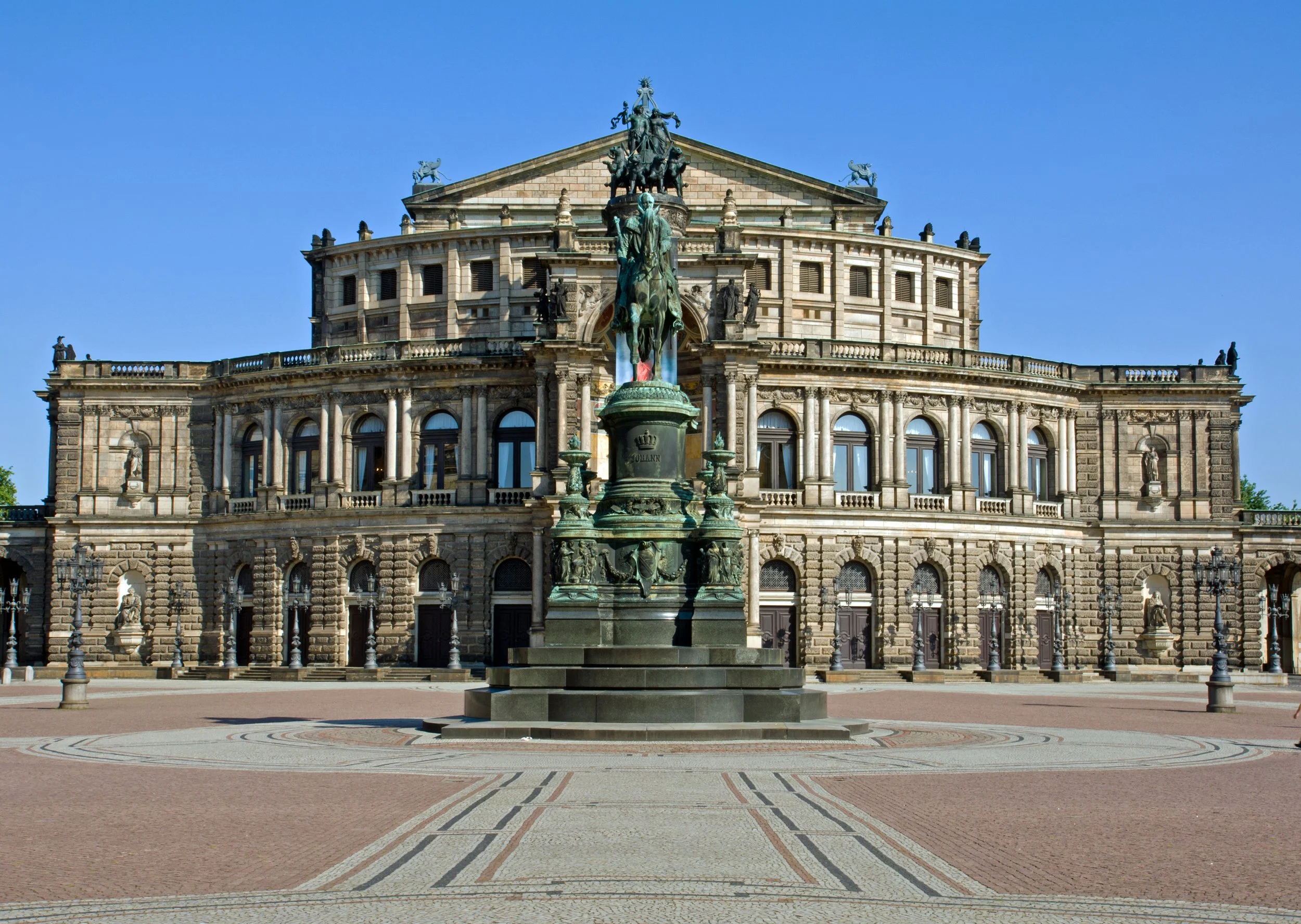 the-semperoper-in-dresden-2022-12-17-03-42-09-utc.jpg