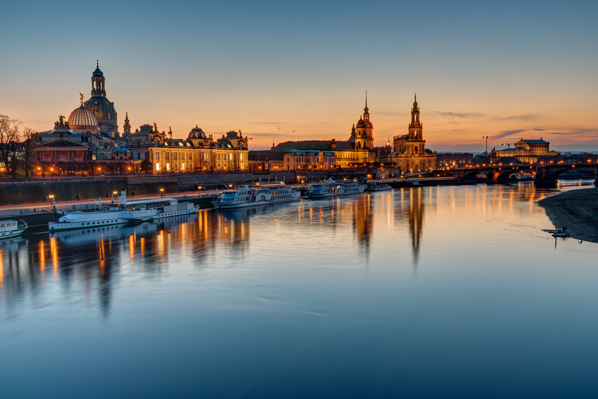 the-old-town-of-dresden-at-sunset-2022-12-17-03-44-28-utc.jpg