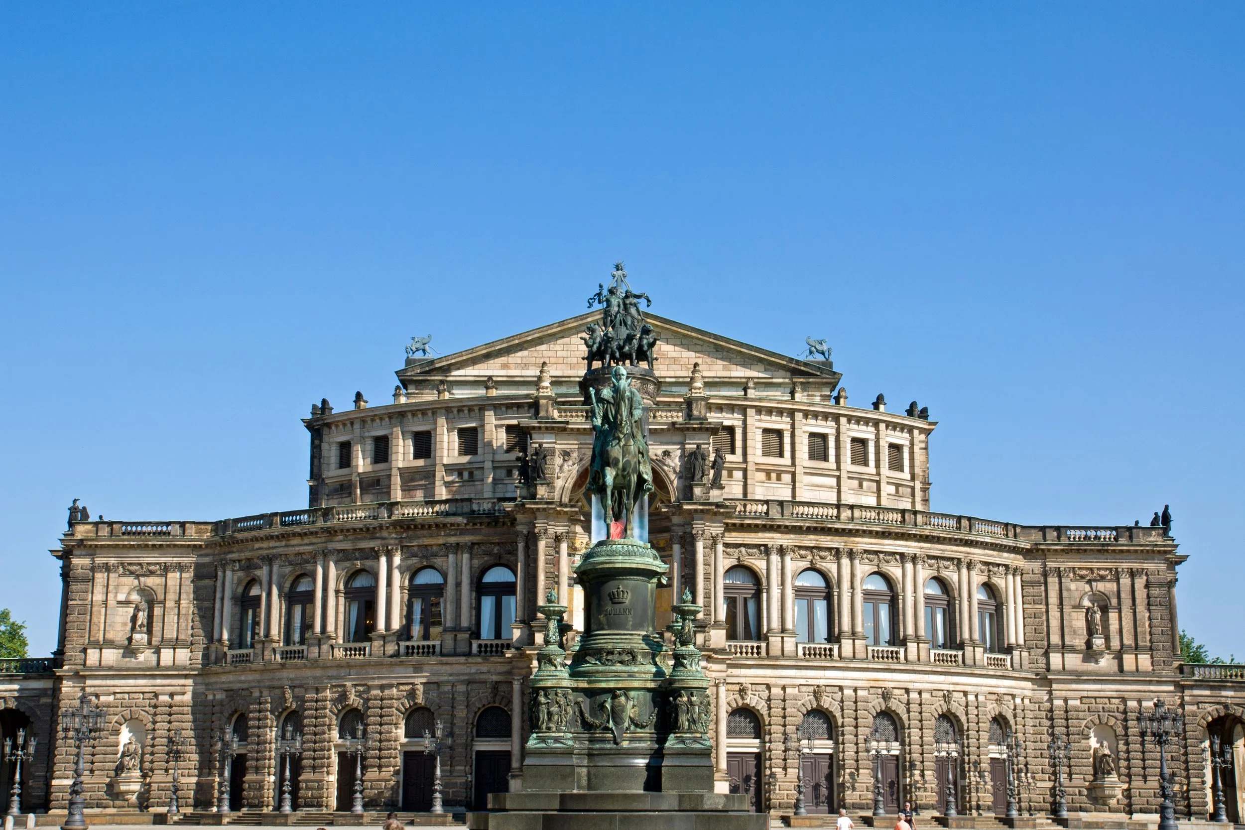 the-famous-semper-opera-in-dresden-2022-12-17-03-45-05-utc.jpg