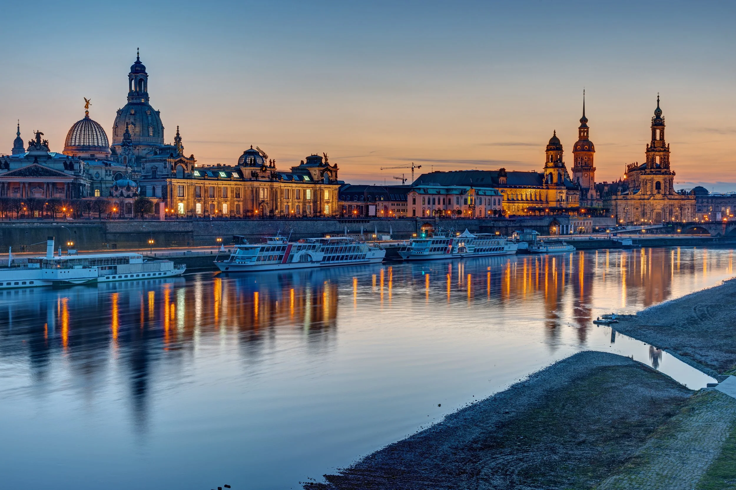the-old-town-of-dresden-after-sunset-2022-12-17-03-45-30-utc.jpg