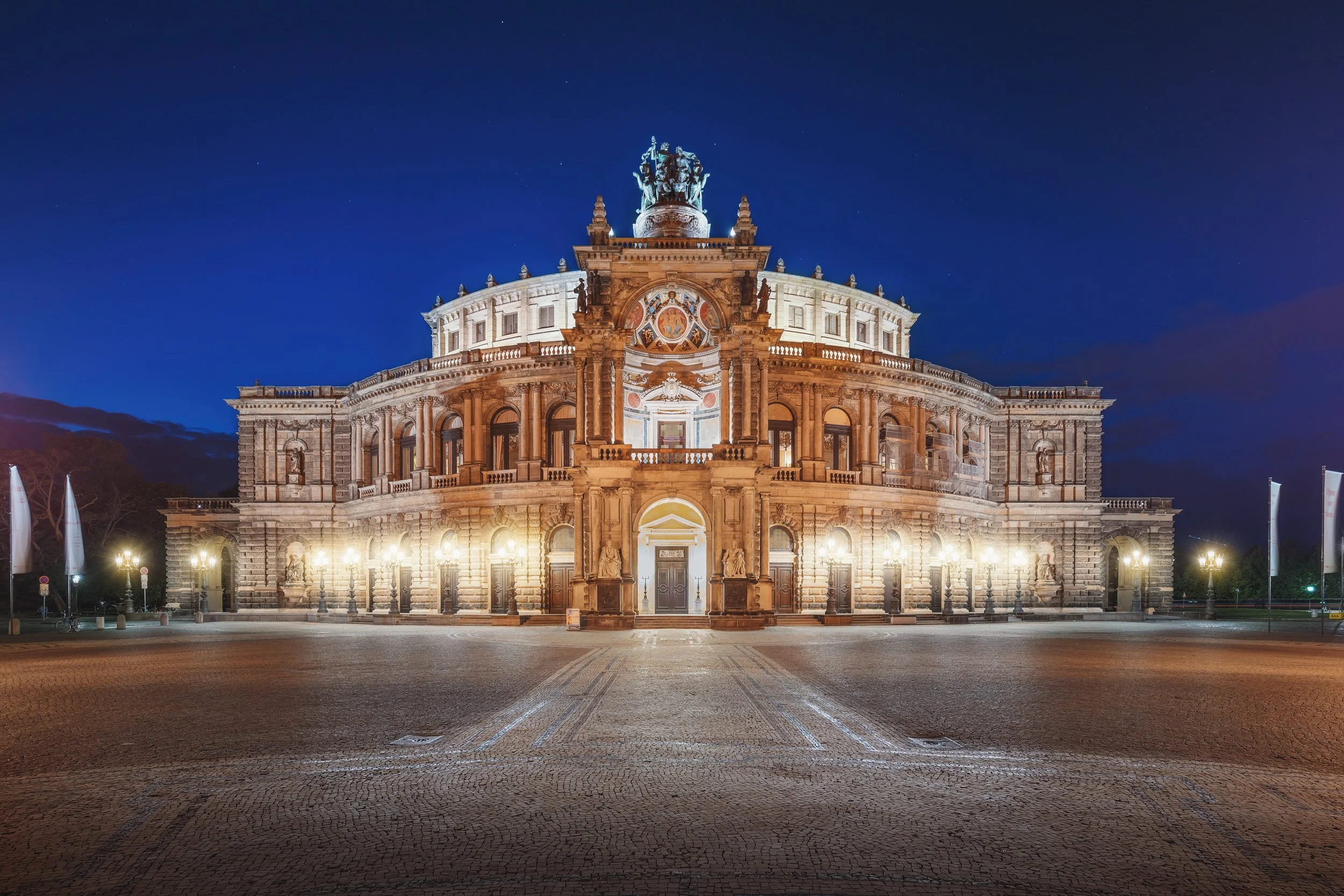semperoper-opera-house-at-theaterplatz-at-night-2023-03-15-01-00-08-utc.jpg