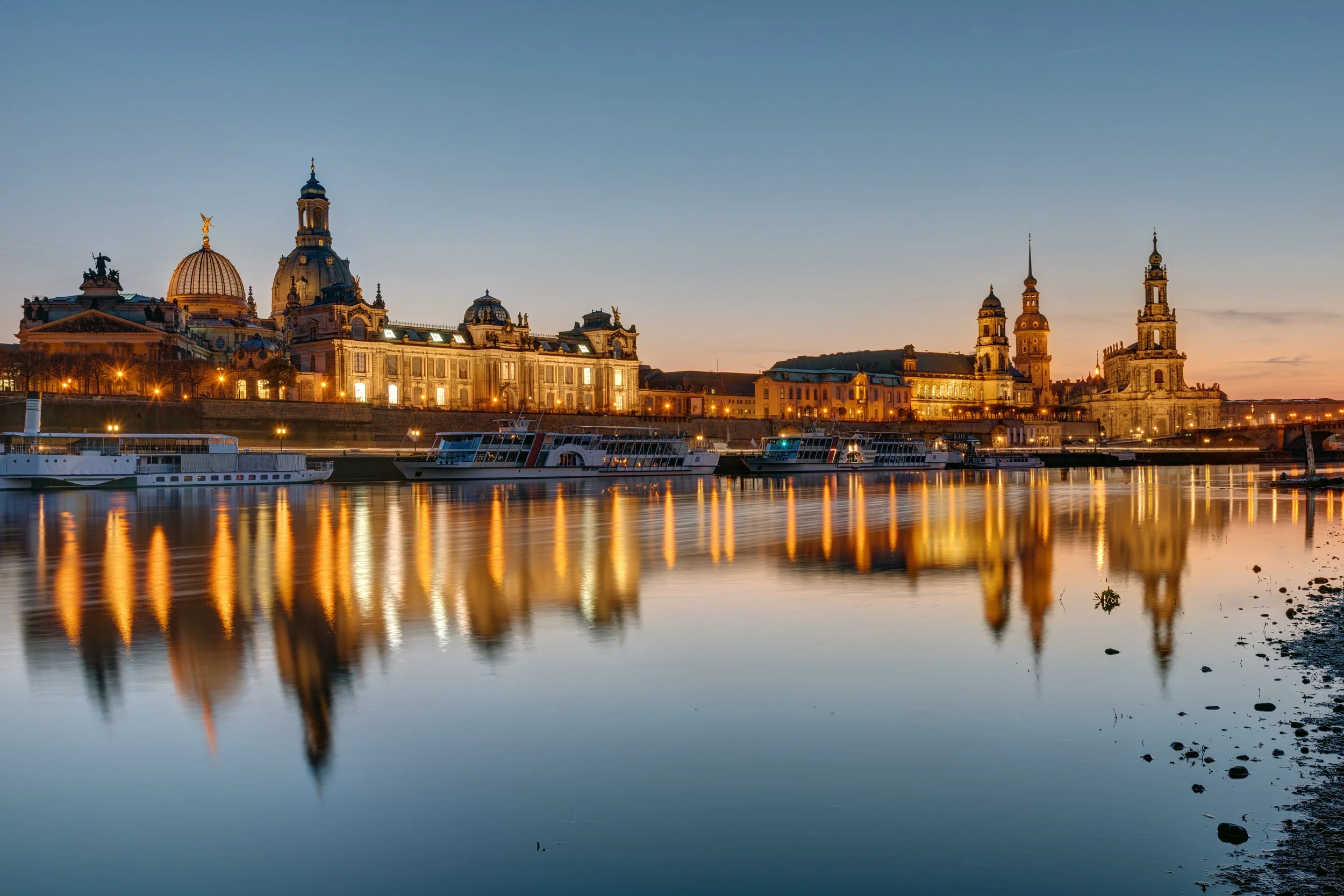 the-skyline-of-dresden-at-sunset-2022-12-17-03-46-01-utc.jpg