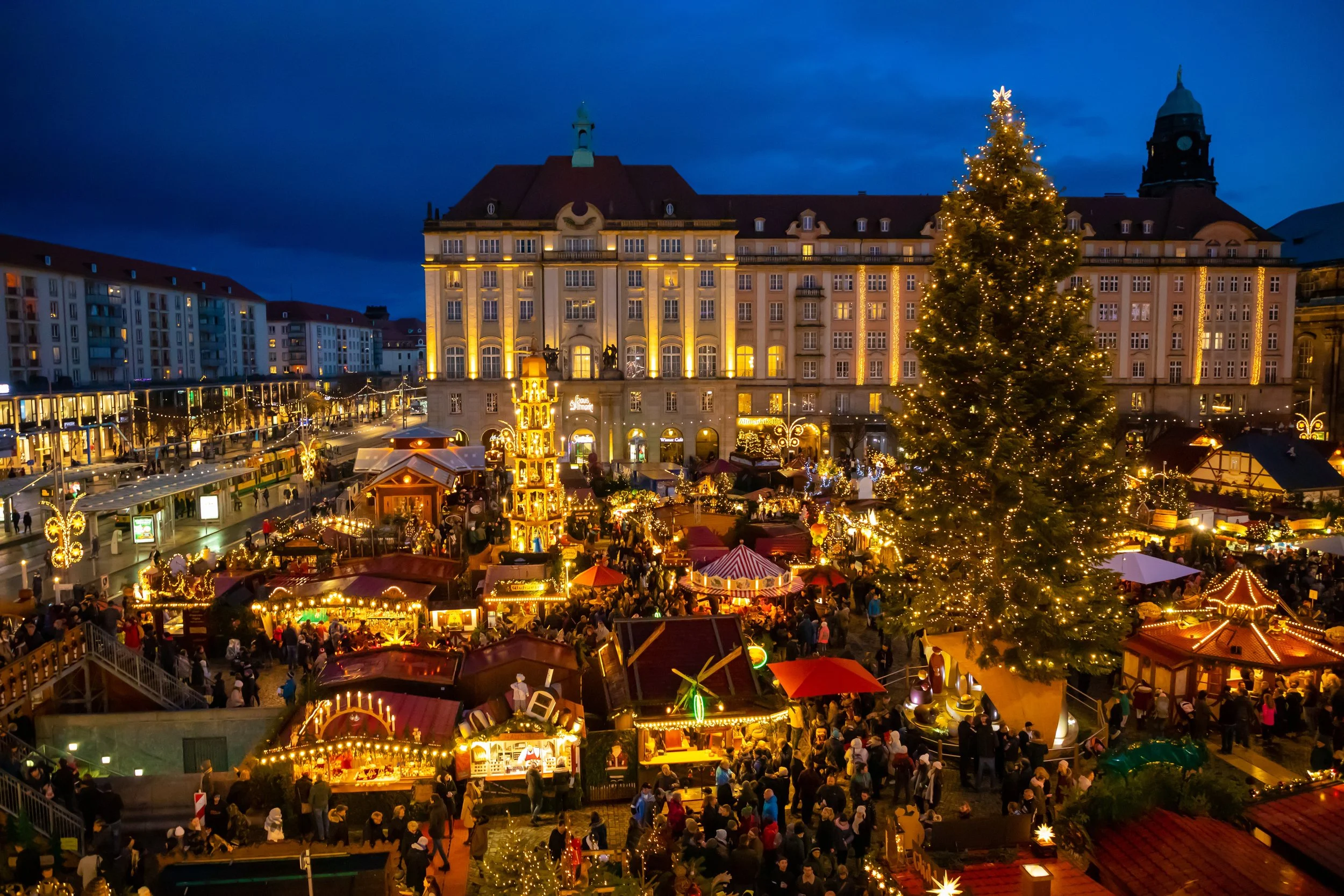 christmas-market-striezelmarkt-in-dresden-germany-2022-11-16-13-38-45-utc.jpg