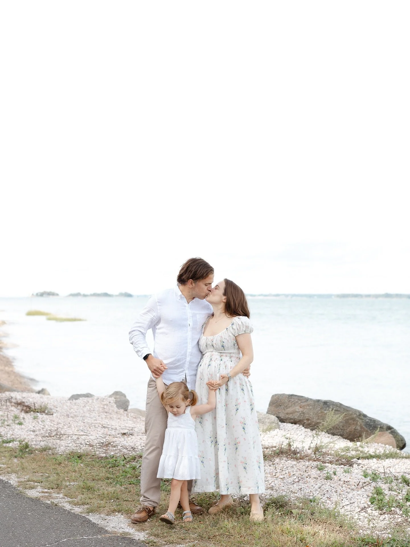 Soft tones, salt air, and the sweetest family - photographed at one of my favorite spots in CT. 
#ctphotographer #ctfamilyphotographer