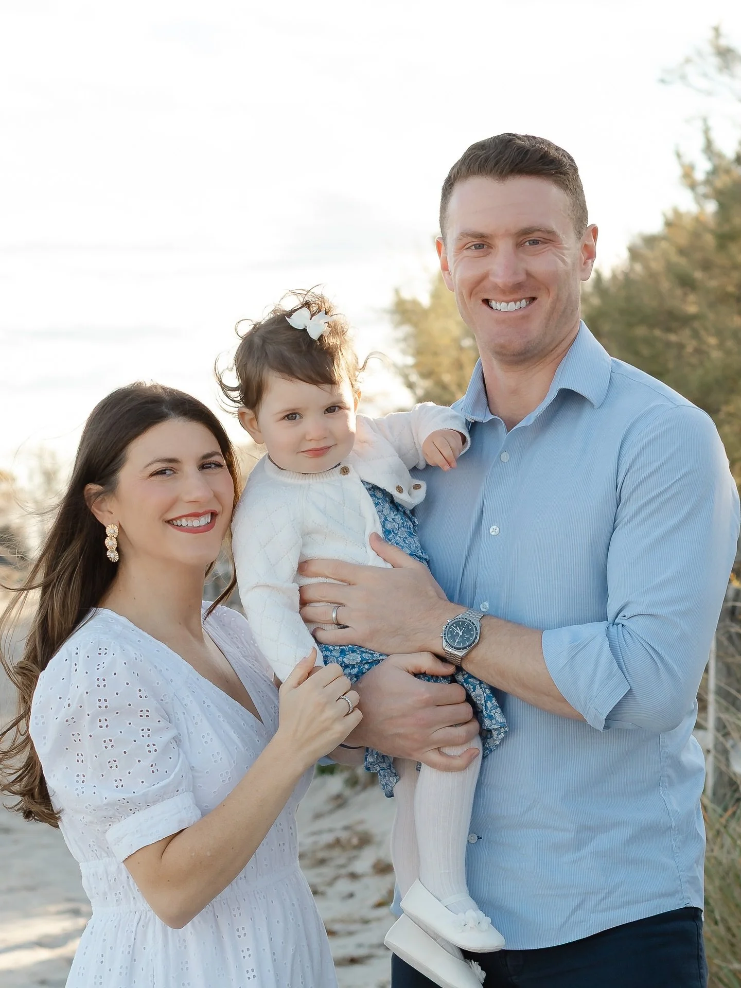 Fluent in wheels on the bus this holiday photo season 🚌 and may have told all the kids I have a direct line to the big guy 🎅. But really where is the lie?? 

#greenwichfamilyphotographer #ctfamilyphotographer #greenwichct #familyphotoshoot