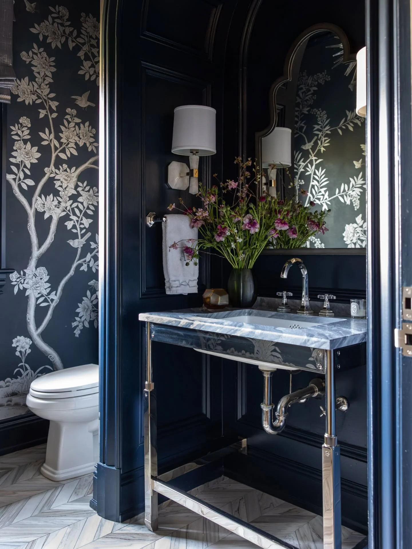 Yes, @graciestudio wallpaper is as beautiful as they say.  A powder room that feels like Spring. 

Photographer @jillbushphotography 
Interior design @elizabethmillerreich of @crosbyjenkins_associates