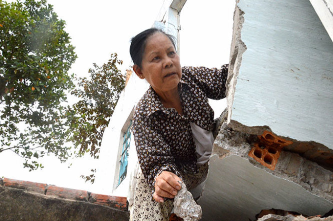  A resident is plunged into immense difficulty after her house was affected by land subsidence.   Image Copyright of Tuoi Tre   . Used with kind permission  