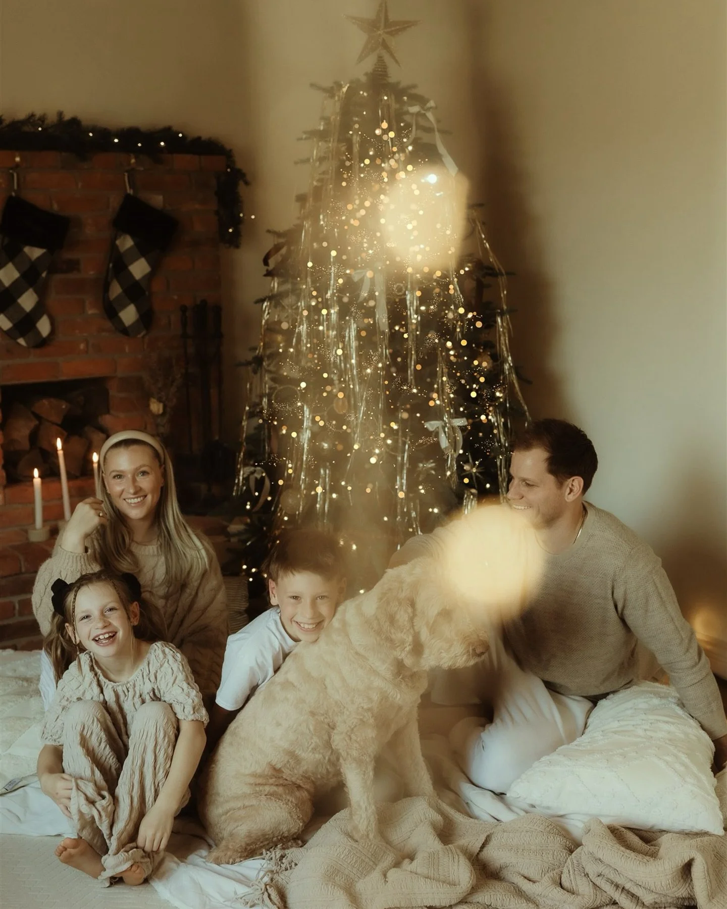 Christmas at home 🌲
&ldquo;Every good and perfect gift is from above.&rdquo; 🤍

(Thanks @_daniwells_  for snapping these photos for me and making my vision come to life) 
#authenticlovemag #scrl