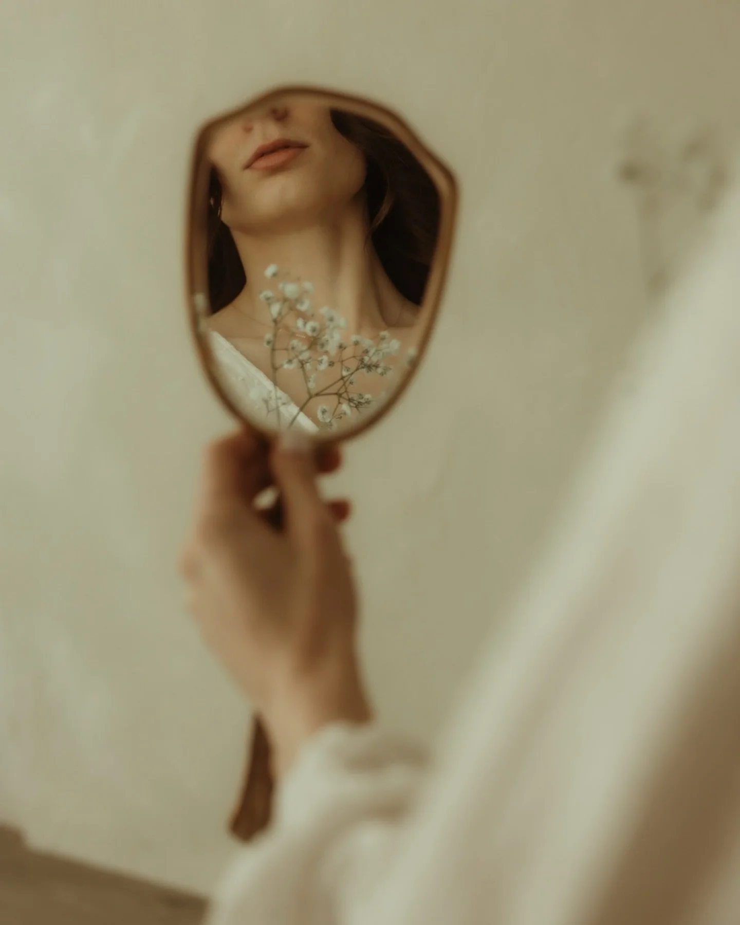 Just over here helping you understand who Amey is through visuals&hellip; (a beautiful sweet soul) 

&ldquo;Your brand identity starts with you&rdquo; means that before logos, colours, fonts, or captions&hellip; your brand is shaped by who you are.

