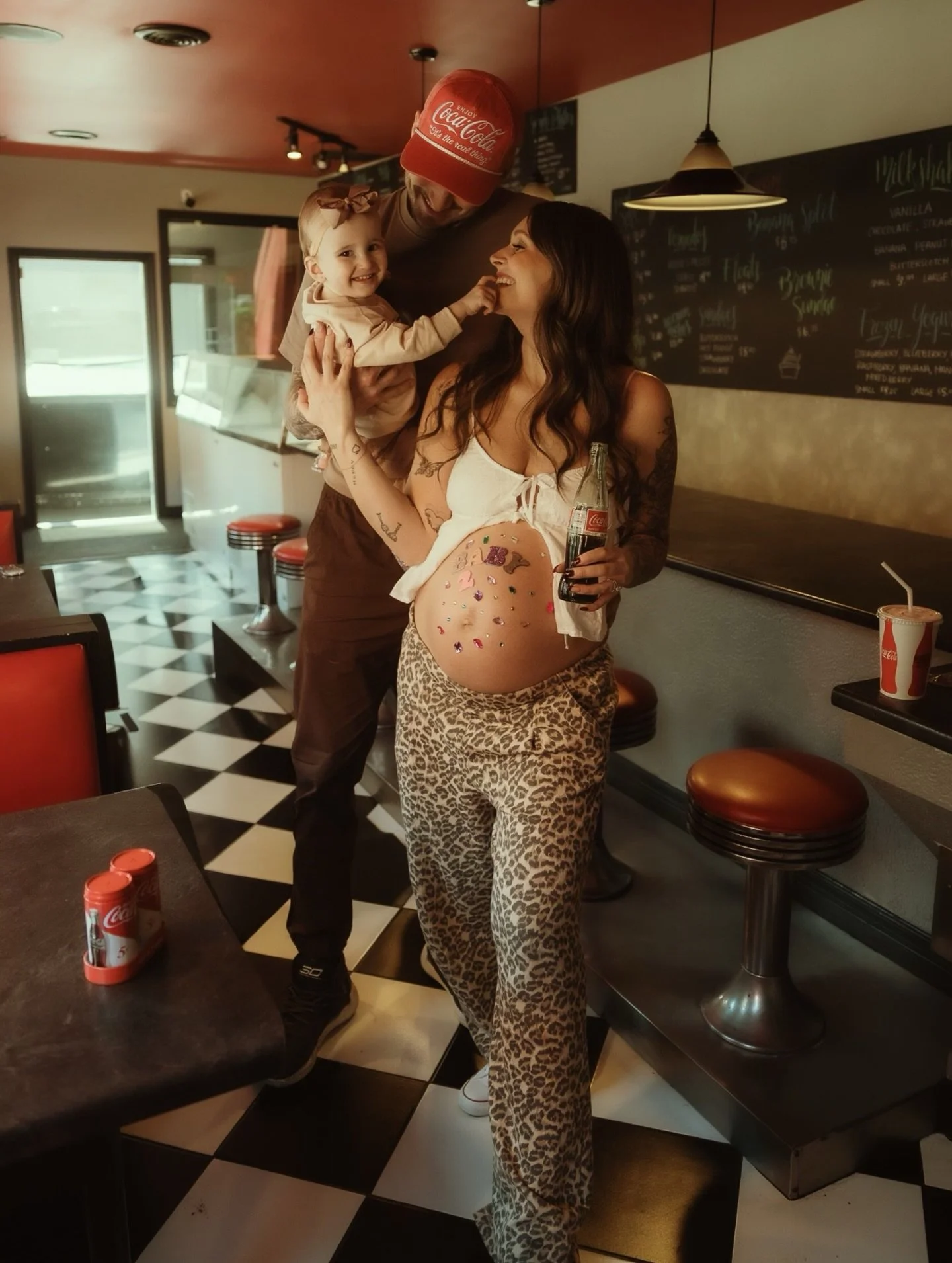 BRB this just wiggled its way to the top of my all-time favorite maternity shoots. 🔥

Leopard print. Coca-Cola. Gems. Black-and-white checkered floors. Milkshakes. Poutines. Pops of red. Baby bumps and a small-town diner&hellip; it&rsquo;s a whole p