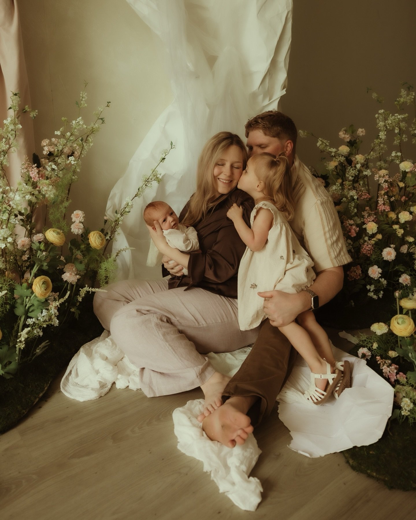 A sweet lifestyle newborn/family session at @thestudiosistersco with their beautiful spring install 🌸