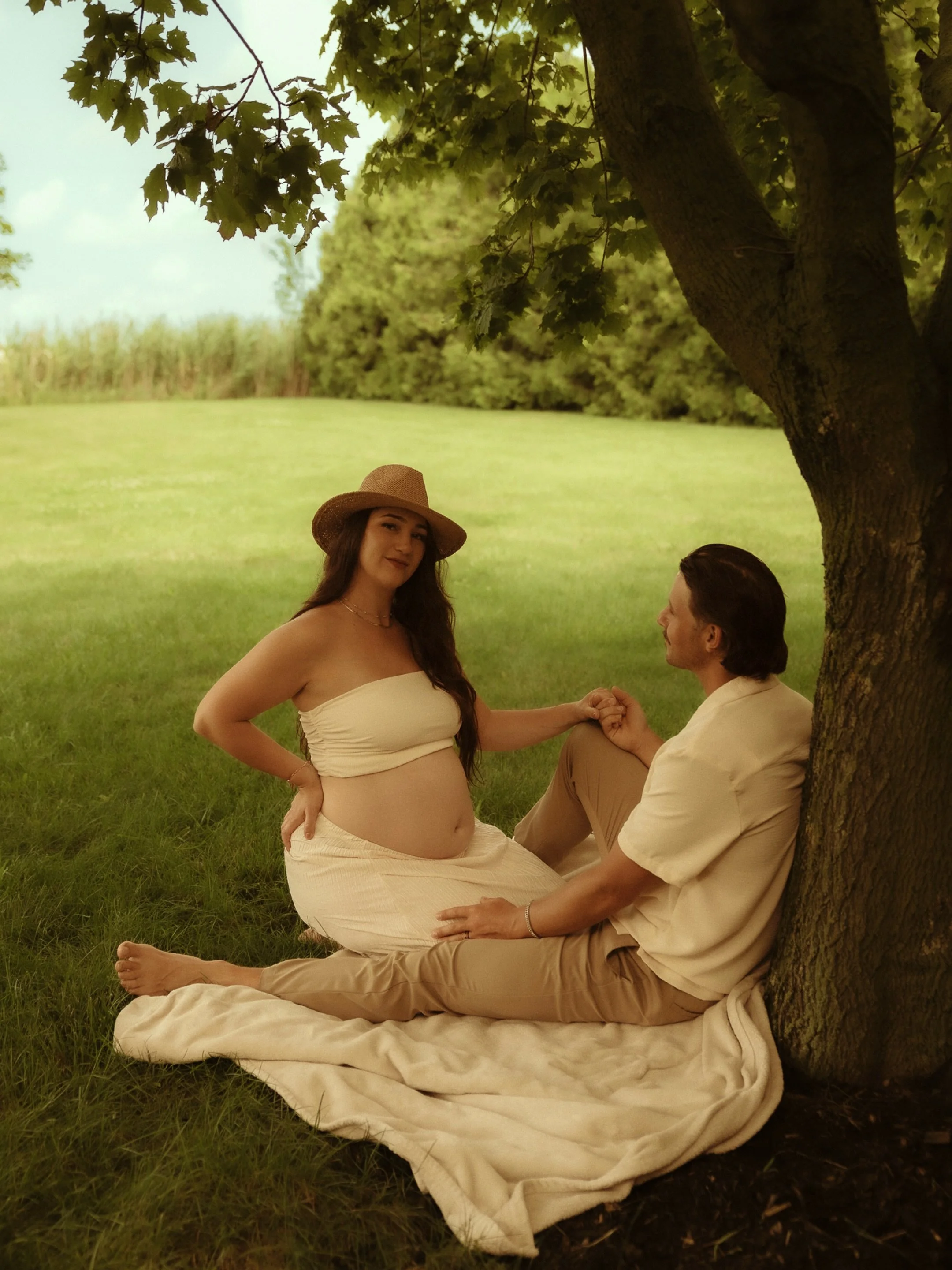 The aftermath after you invite me over to your farm on a hot summer morning just moments after a rainy thunderstorm ⛈️☀️
#bumpstyle #maternityphotography