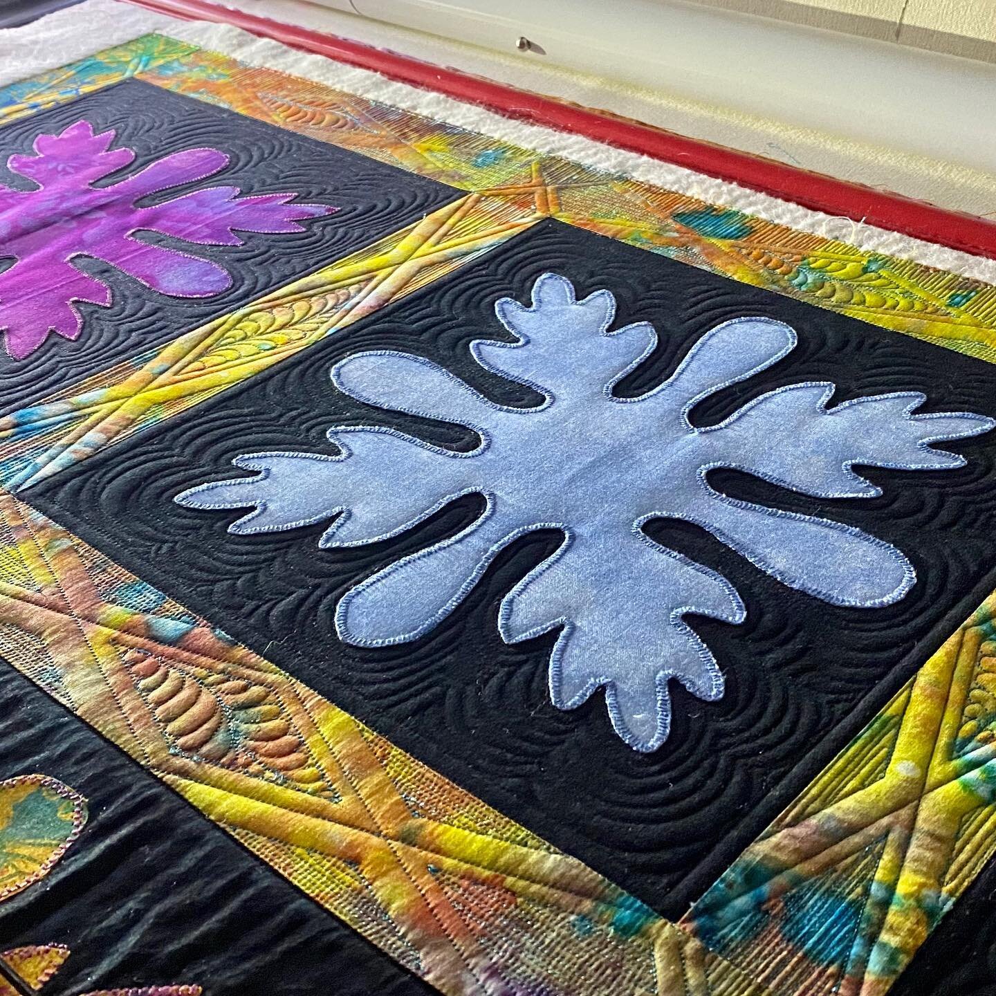 Sometimes you only have 2&rdquo; to shine.  The sashing was the only place for me to do my stuff on this client custom.  Amazing what can fit in 2&rdquo;🤗🤗#jansbeachsidequilts #janisdevitto