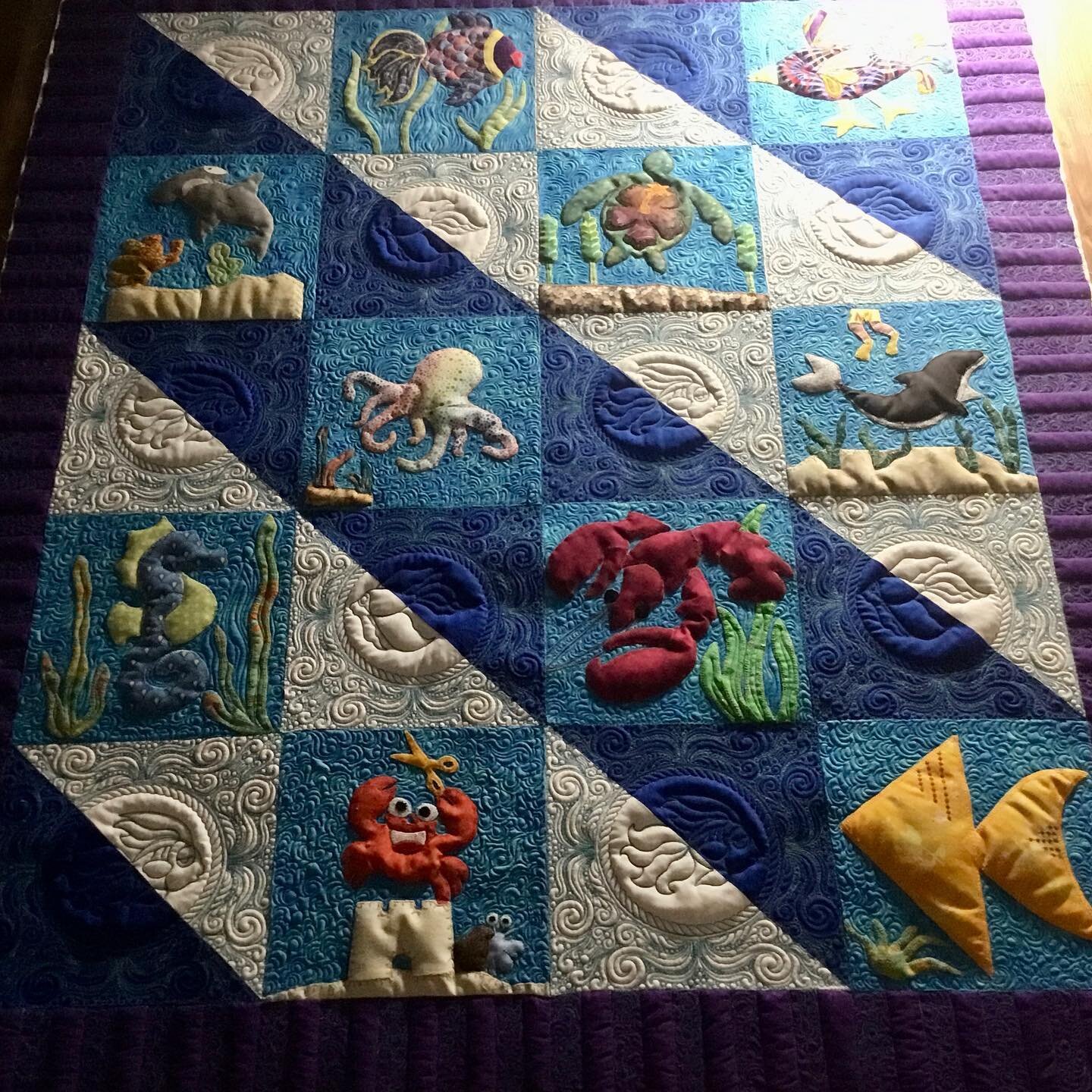 This little custom off the frame and ready to go home.  Good texture going on here🤗🤗🤗#jansbeachsidequilts #janisdevitto #quiltersdreambatting #handiquilter #stitchdelightdesigns #superiorthreads