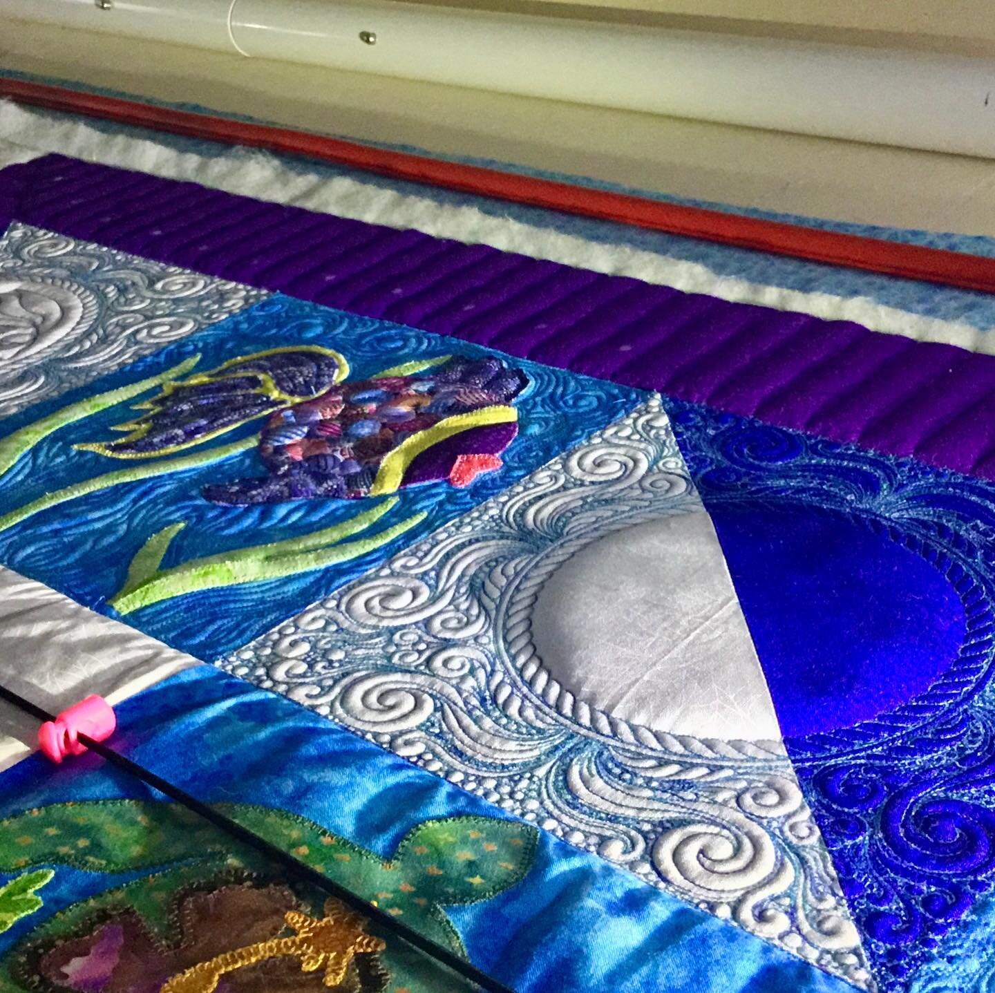 Check out this client custom..totally coastal..guess I need some portholes ...sooo much fun#jansbeachsidequilts #janisdevitto#handiquilter #quiltersdreambatting #superiorthreads