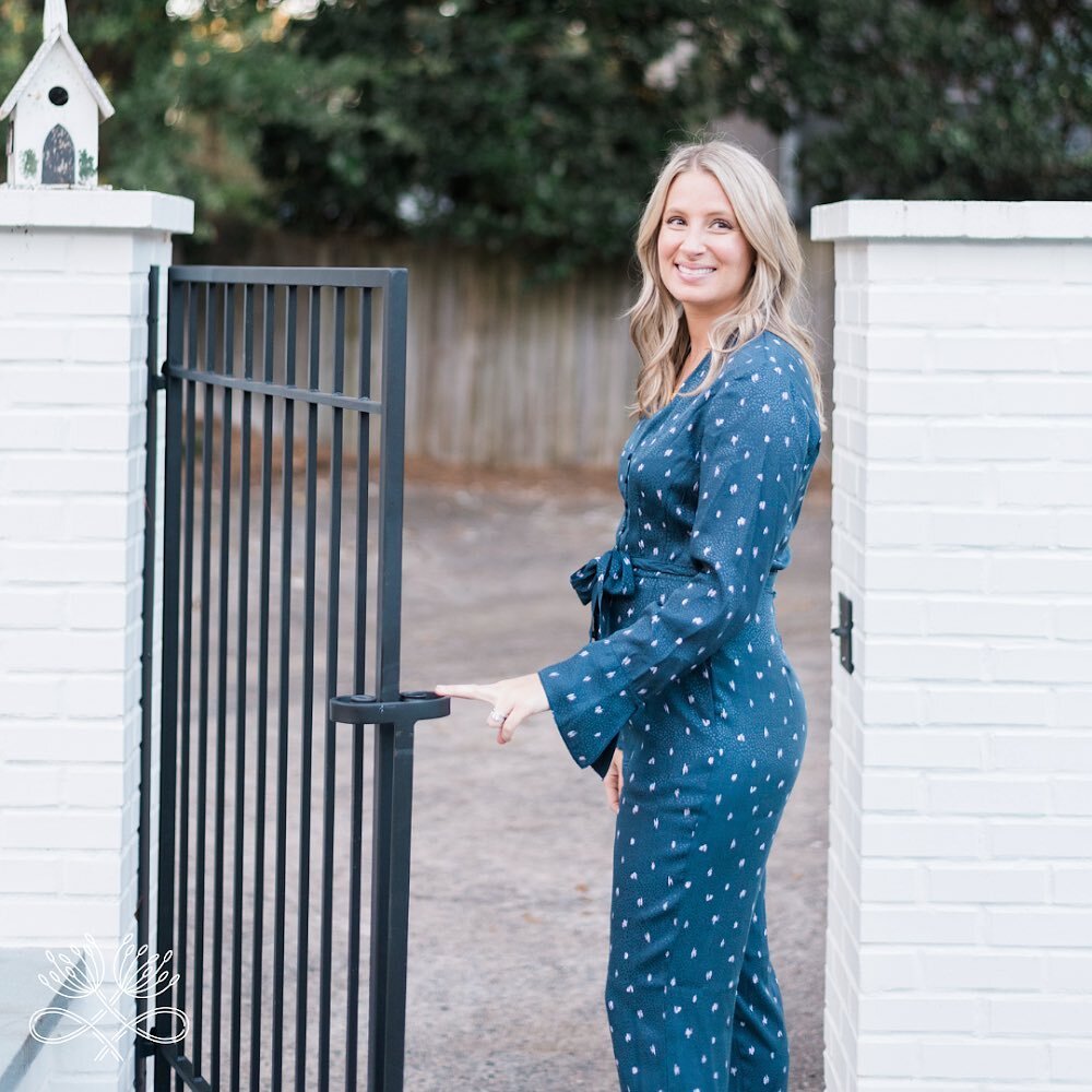Happy Friday friends! Jumpsuits make for the perfect Spring transition outfit - you get the fun feeling of a dress with the warmth of a pair of jeans...what's not to love? 😊

This @rebeccataylor jumpsuit is sold out, but I've linked a few jumpsuits 