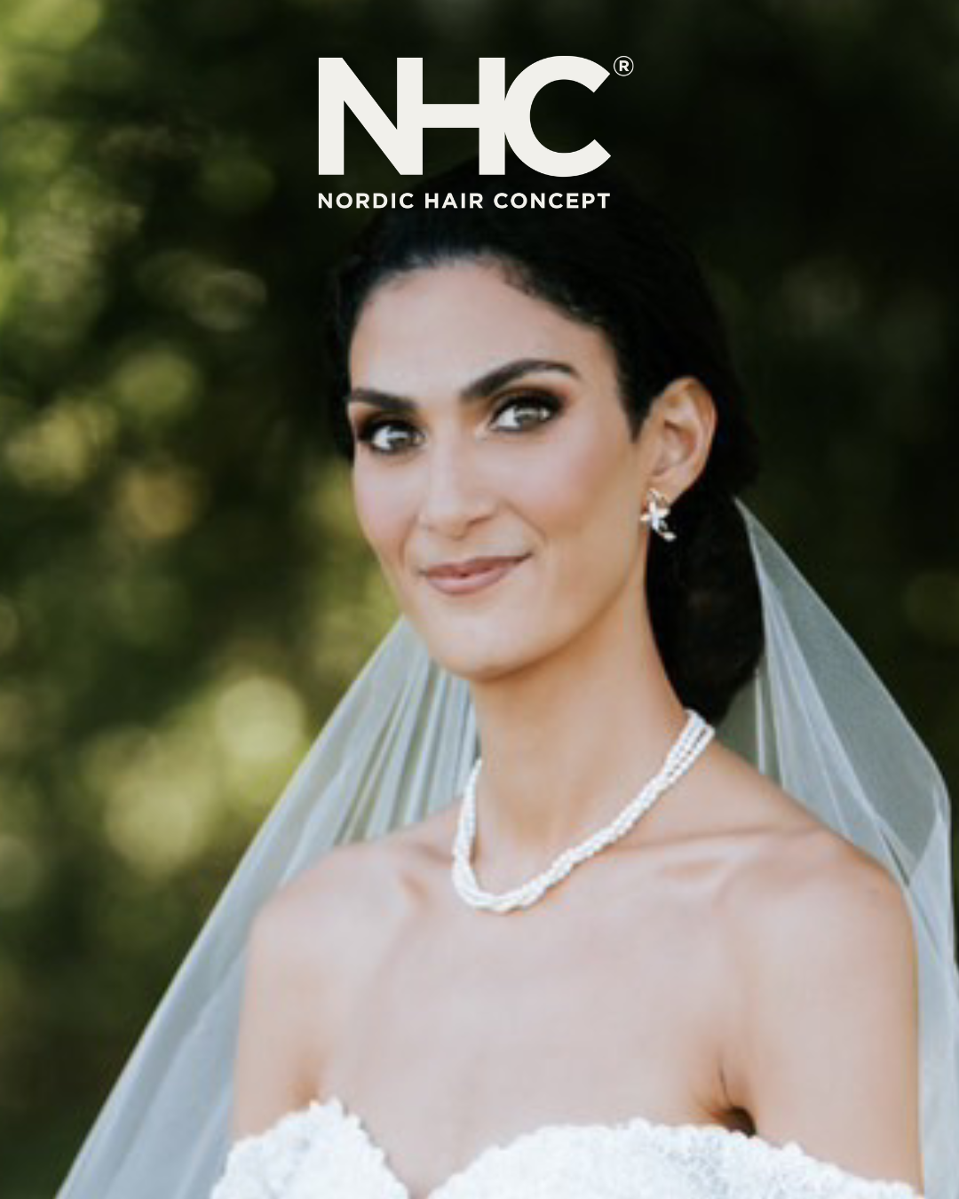 En flot kvinde med mørkt hår, sminket og iført brudekostume, stående udendørs med grøn baggrund.