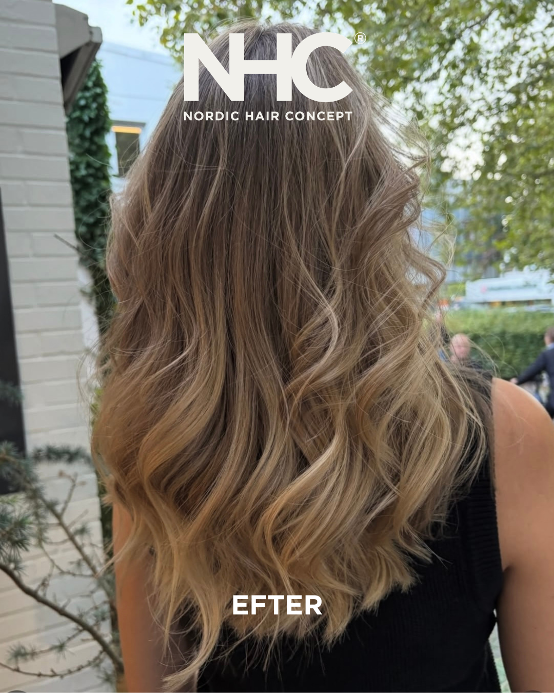 Billedet viser en kvinde med krøllet, blondt hår, der er stylet pænt. Baggrunden inkluderer en bygning og grønne træer, og billedet er taget udendørs. Billedet er taget af en frisørsalon, Nordic Hair Concept, og teksten skrevet i midten er 'EFTER'.