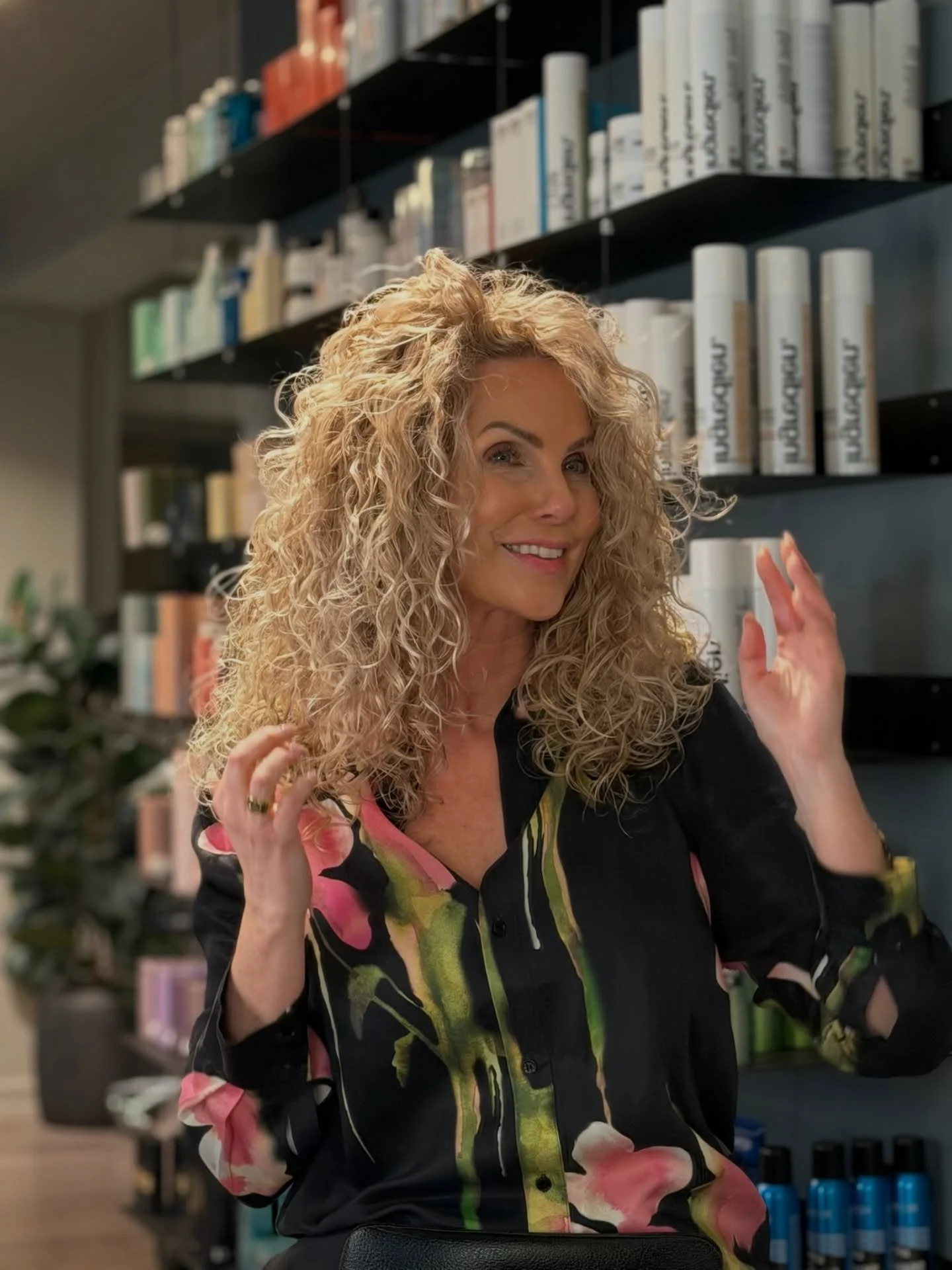 Curls, curls, curls 👌🏽

@nicklashebo_nhc har haft fingrene i dette l&aelig;kre h&aring;r, som har f&aring;et en masse reflekser, glossing, klip og styling 🍯🤩

M&aring;let var et mere gyldent look, og ikke s&aring; koldt - swipe for at se f&oslash