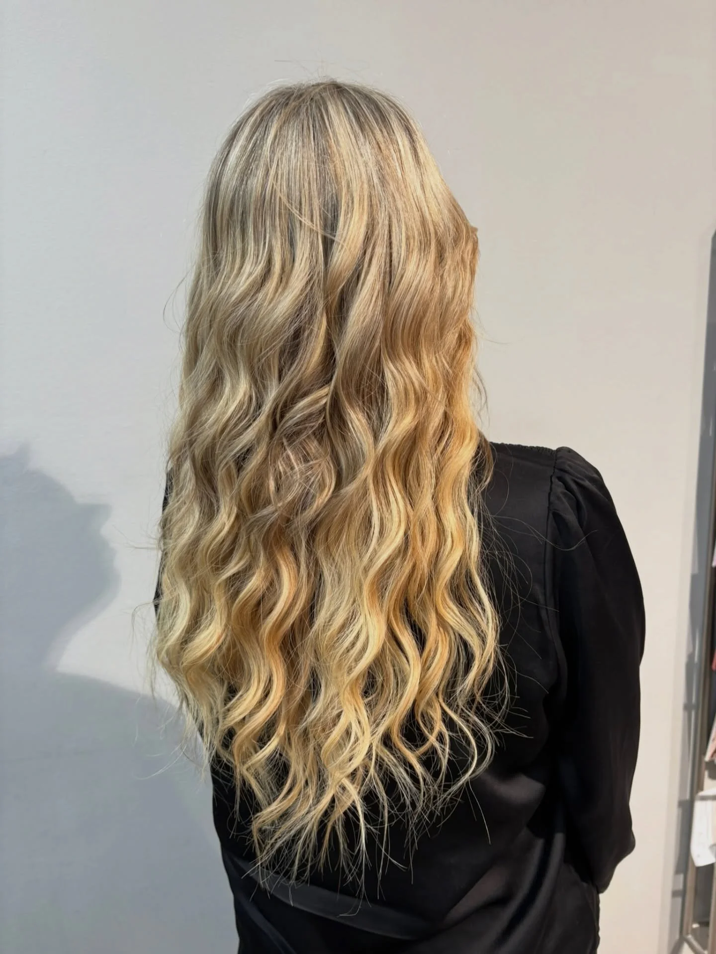Striber &amp; extensions - what&rsquo;s not to like! 😍

Dygtige @andreas__nhc har lavet striber i h&aring;ret, som matcher de p&aring;satte extensions - disse extensions er 50 cm og der er brugt 4 pakker 🫶🏼

&Oslash;nsker du at f&aring; p&aring;sa