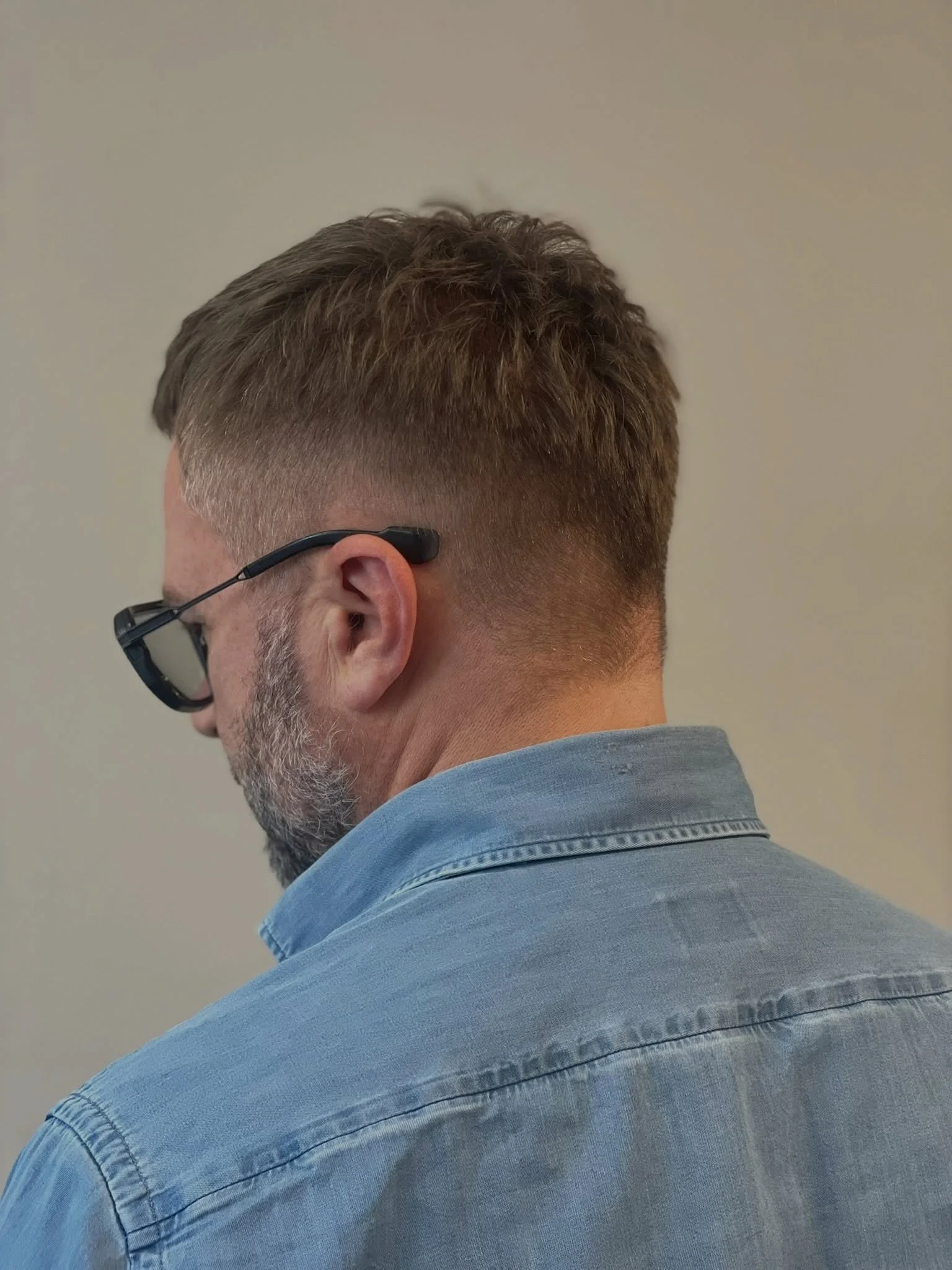 En herreklip beh&oslash;ver absolut ikke v&aelig;re kedelig! Is&aelig;r ikke n&aring;r det er @didi__nhc der har gang i saksen ✂️😎

#nordichairconcept #menshaircut #hairdresser #mullethair #menshairstyling