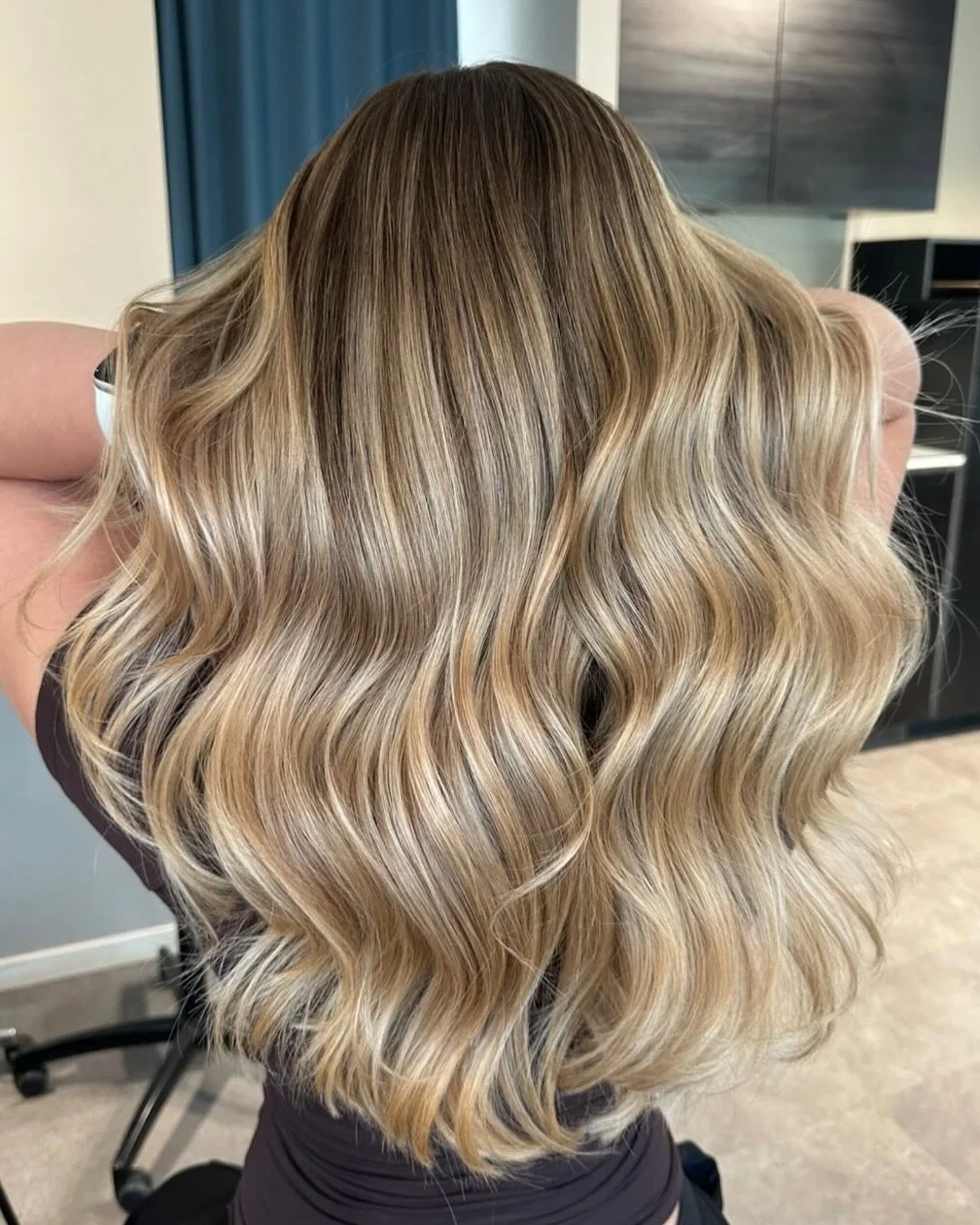 Glossy heaven ✨

Vores dygtig Color Specialist @amalie_nhc har skabt den fineste, naturlige balayage med ekstra shine 🤩

Kunden har tidligere f&aring;et striber, s&aring; de blev bl&oslash;dgjort og fadet med i den fine balayage 🤍

#nordichairconce