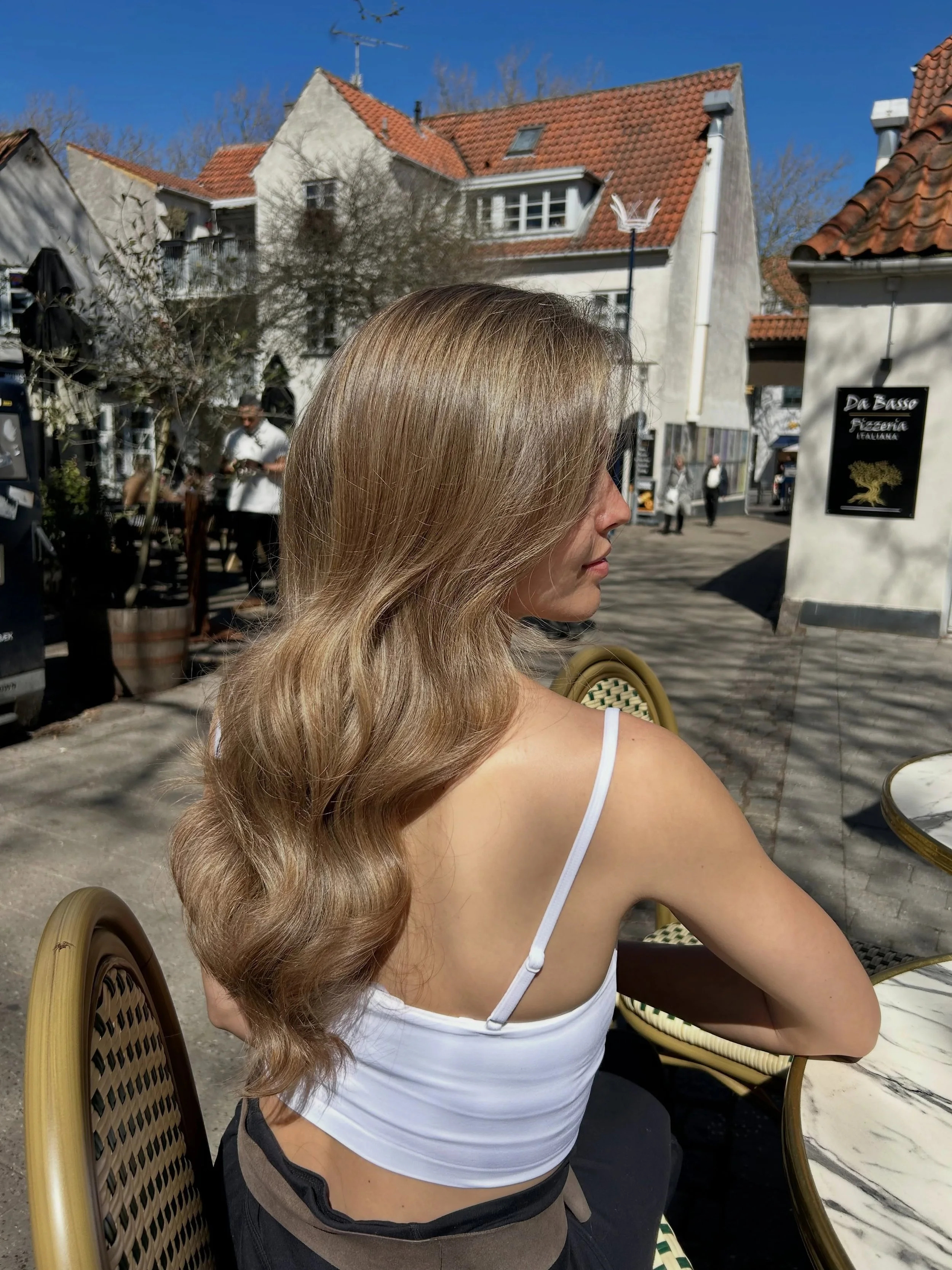 Chefs kiss 🤌🏽

Vores dygtige Top Stylist @louise_nhc har kreeret det fineste, naturlige look - perfekt til sommer ☀️

Swipe til siden for at se f&oslash;rbillede 👉🏽

#nordichairconcept #hairdresser #summerhair #hairtransformation