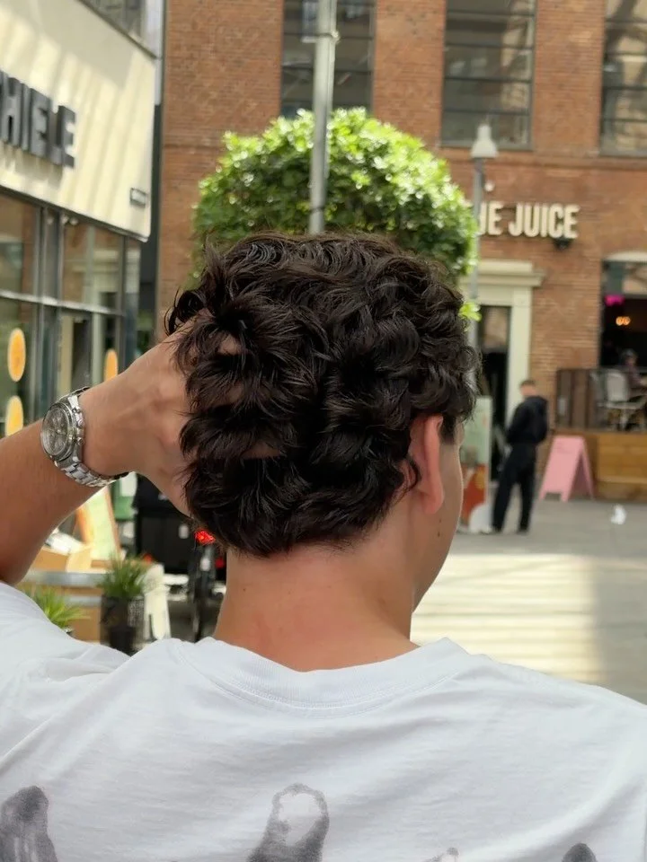 &Oslash;nsker du mere struktur i h&aring;ret, s&aring; det ikke bare falder faldt? 😒

S&aring; er &lsquo;Loose Perm&rsquo; nok lige det, du har brug for. Her har @mie_nhc lavet en cool perm, som giver de fedeste l&oslash;se kr&oslash;ller 🙌🏽 

Hus