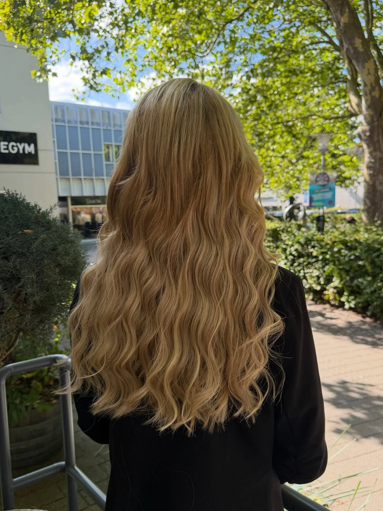 Intet bedre end 50 cm extensions 👌🏽🤤

Dygtig @andreas__nhc har b&aring;de farvet og p&aring;sat extensions og skabt det flotteste resultat 😍

Swipe for at se f&oslash;r billede 👉🏽

#nordichairconcept #extentions #blondeextensions #hairdresser #