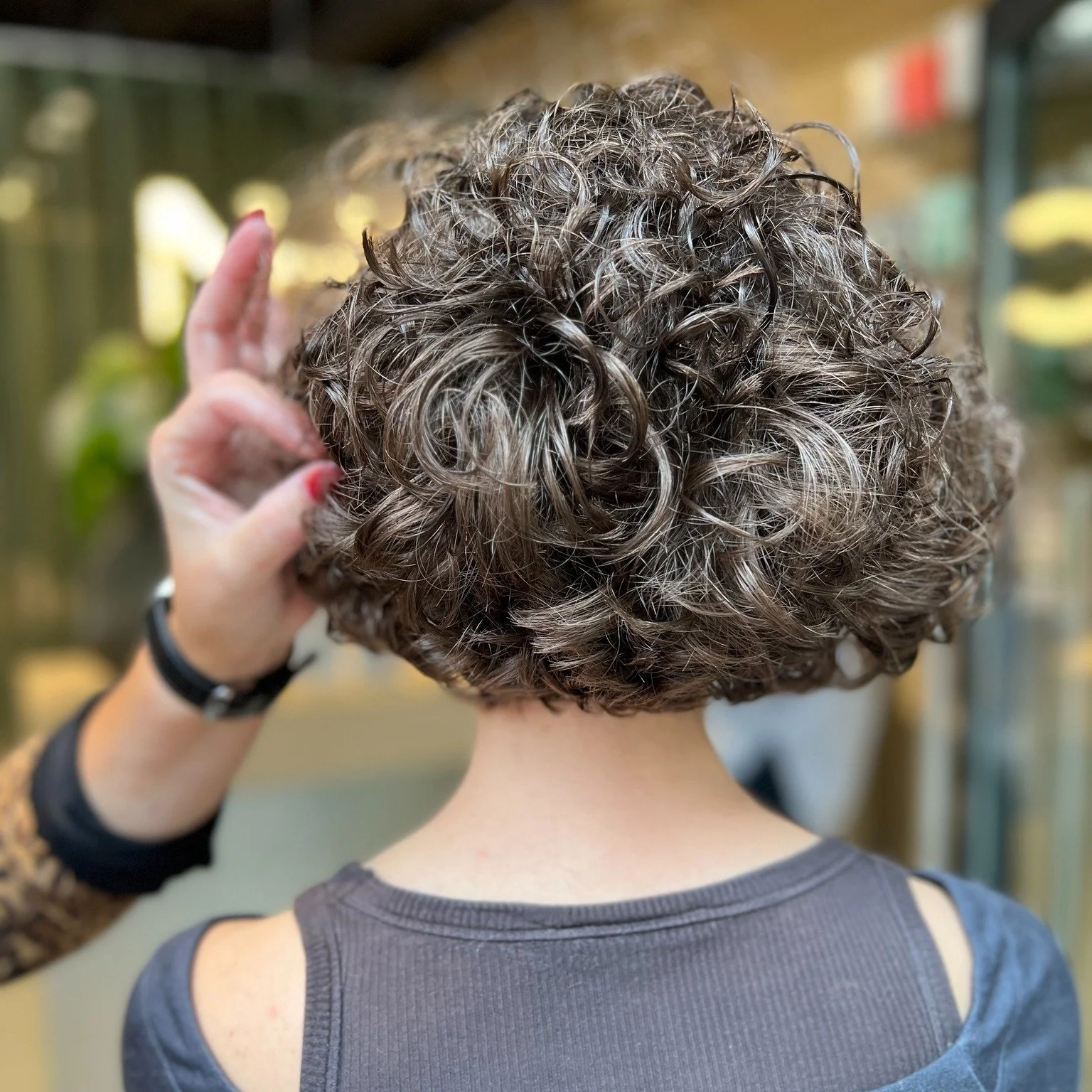 CURLS, CURLS, CURLS 🌀✨

Fra krus og manglende definition &rarr; til bl&oslash;de, sp&aelig;ndstige og definerede kr&oslash;ller. 😍
Lotte fra NHC Valby har her arbejdet med kundens naturlige kr&oslash;ller med fokus p&aring; at f&aring; deres fulde 