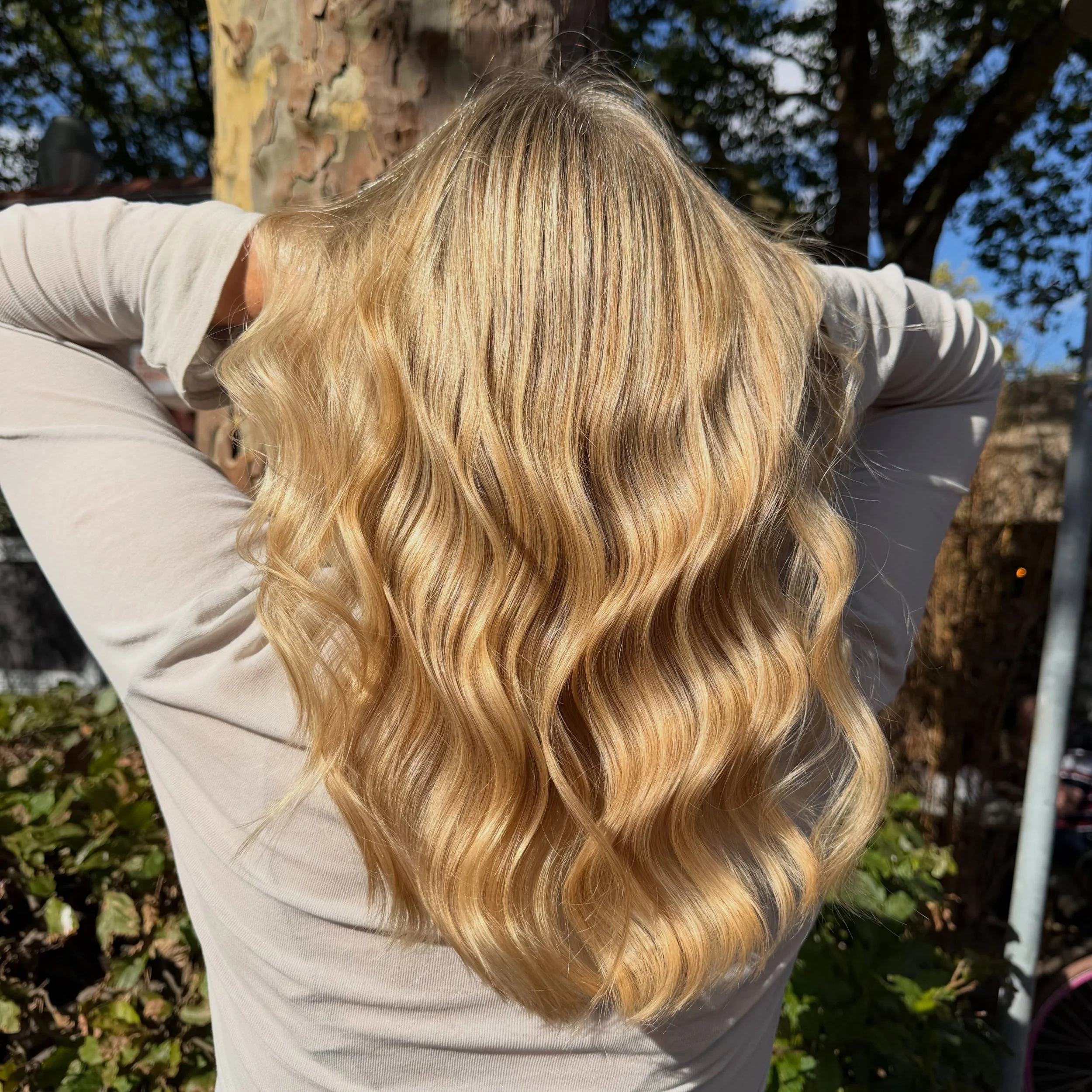 Et varmt og naturligt look skabt af @iuliana_nhc 🤎
De fine, varme striber giver h&aring;ret mere dybde, gl&oslash;d og dimension &ndash; med en bl&oslash;d overgang og et elegant resultat.