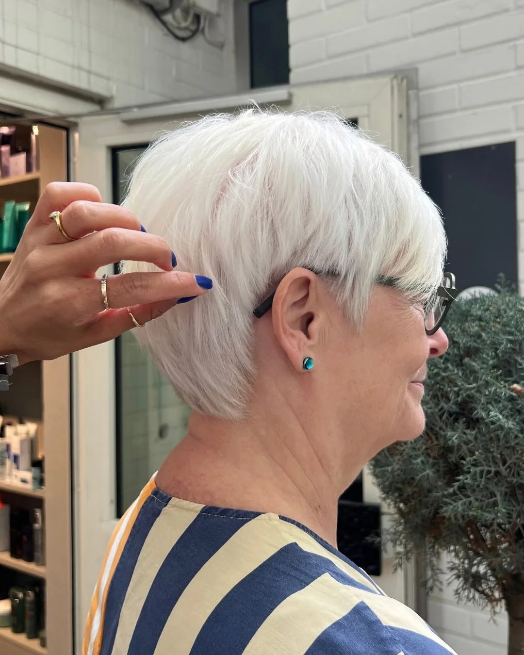 ✂️ SKARP KLIPNING MED MASSER AF PERSONLIGHED

Didi fra NHC Lyngby har skabt denne flotte, korte klipning med skarpe linjer, en pr&aelig;cis form og et let, levende udtryk.

H&aring;ret fik samtidig en plejende kurbehandling, som tilf&oslash;rer fugt,