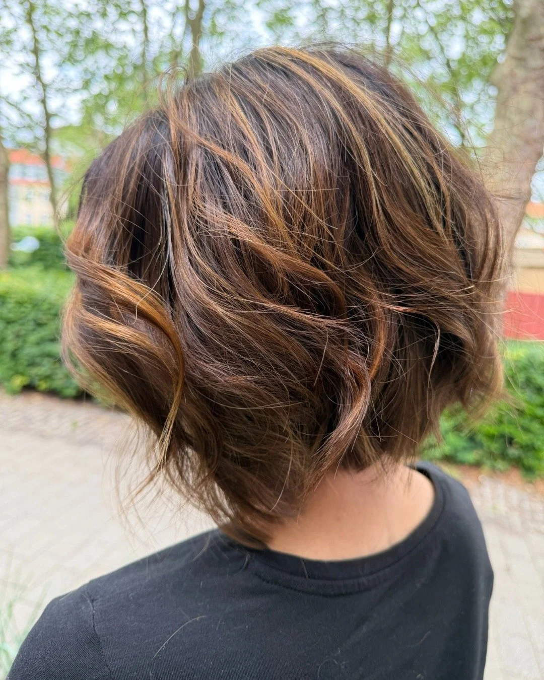 🤎 VARME DIMENSIONER, GLANS OG BEV&AElig;GELSE 🤎

Andreas fra NHC Valby har skabt denne smukke forvandling med en skarp, bl&oslash;d page og en naturlig balayage, der giver varme nuancer, dybde og masser af liv i h&aring;ret.

H&aring;ret er efterf&