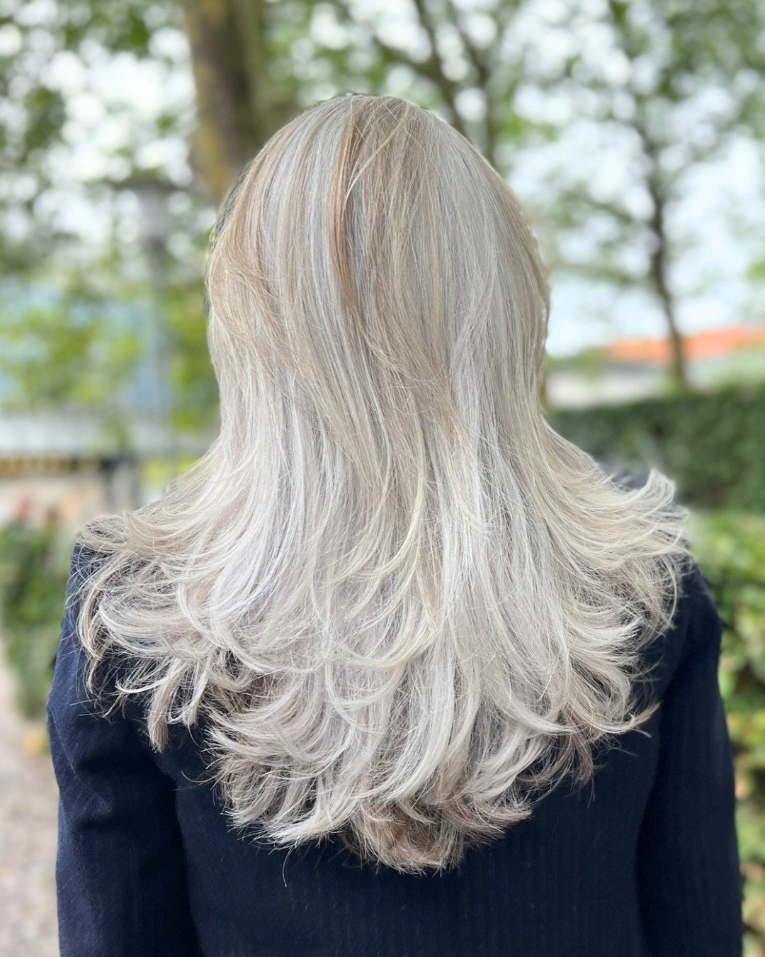 ✨ BUTTERFLY CUT MED BEV&AElig;GELSE, FYLDE OG GLANS ✨

Se lige denne flotte f&oslash;r- og efterforvandling skabt af Pernille fra NHC Hellerup. 🤍H&aring;ret er klippet i et smukt butterfly cut med ekstra etager bagtil, som giver mere fylde, bev&aeli