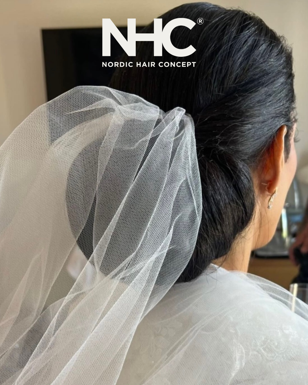 En kvindes nakke og øre med sort hår bundet op under en hvid brudekjole med tyl. Der er en logo øverst med teksten 'NORDIC HAIR CONCEPT'.