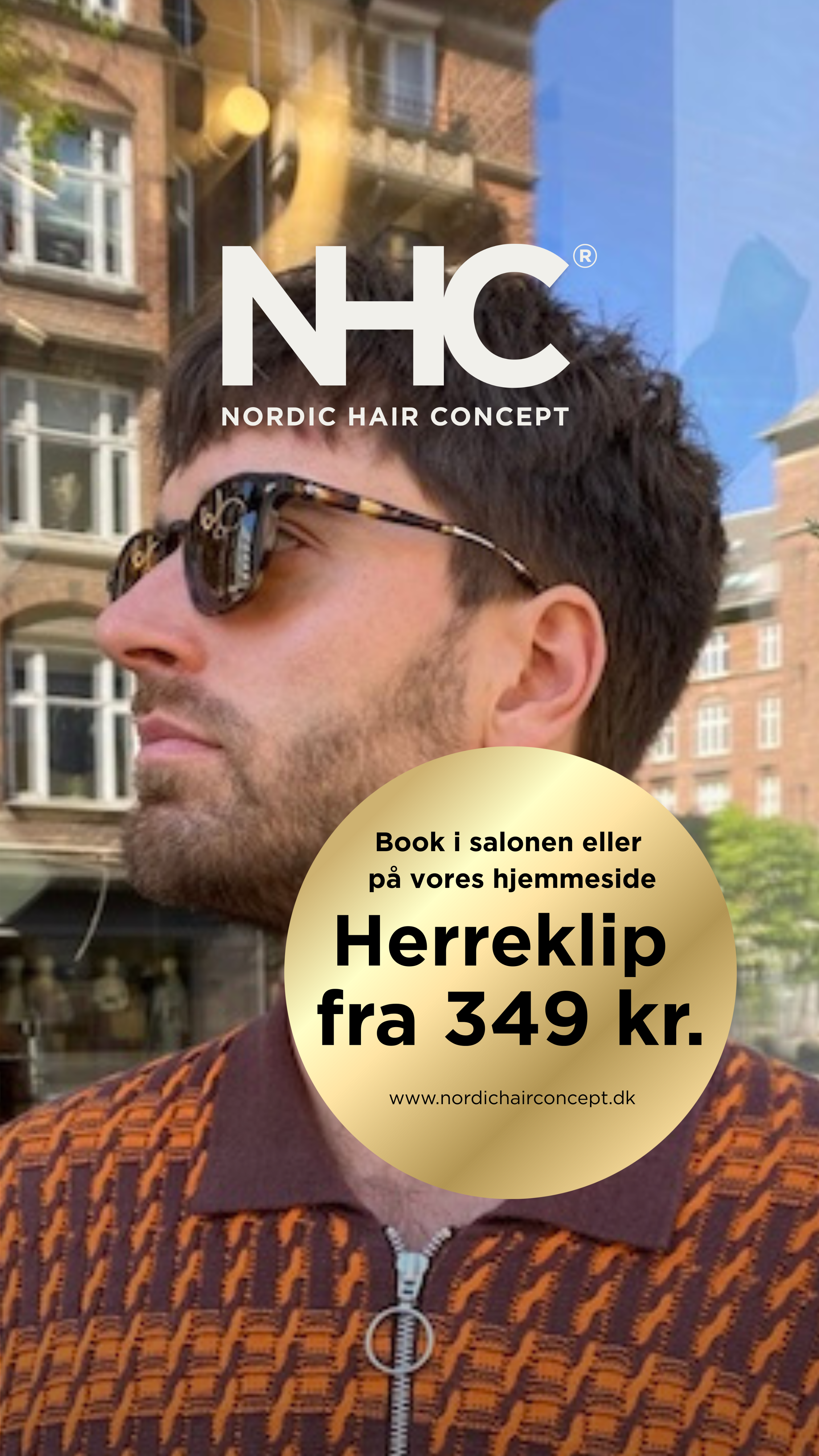 En mand med mørkt, kort hår, drikkende solbriller, iført en orange og brun strikket sweater, står foran en bygad. Tekst annoncerer Nordisk Hair Concept med tilbud på herreklip fra 349 kr.
