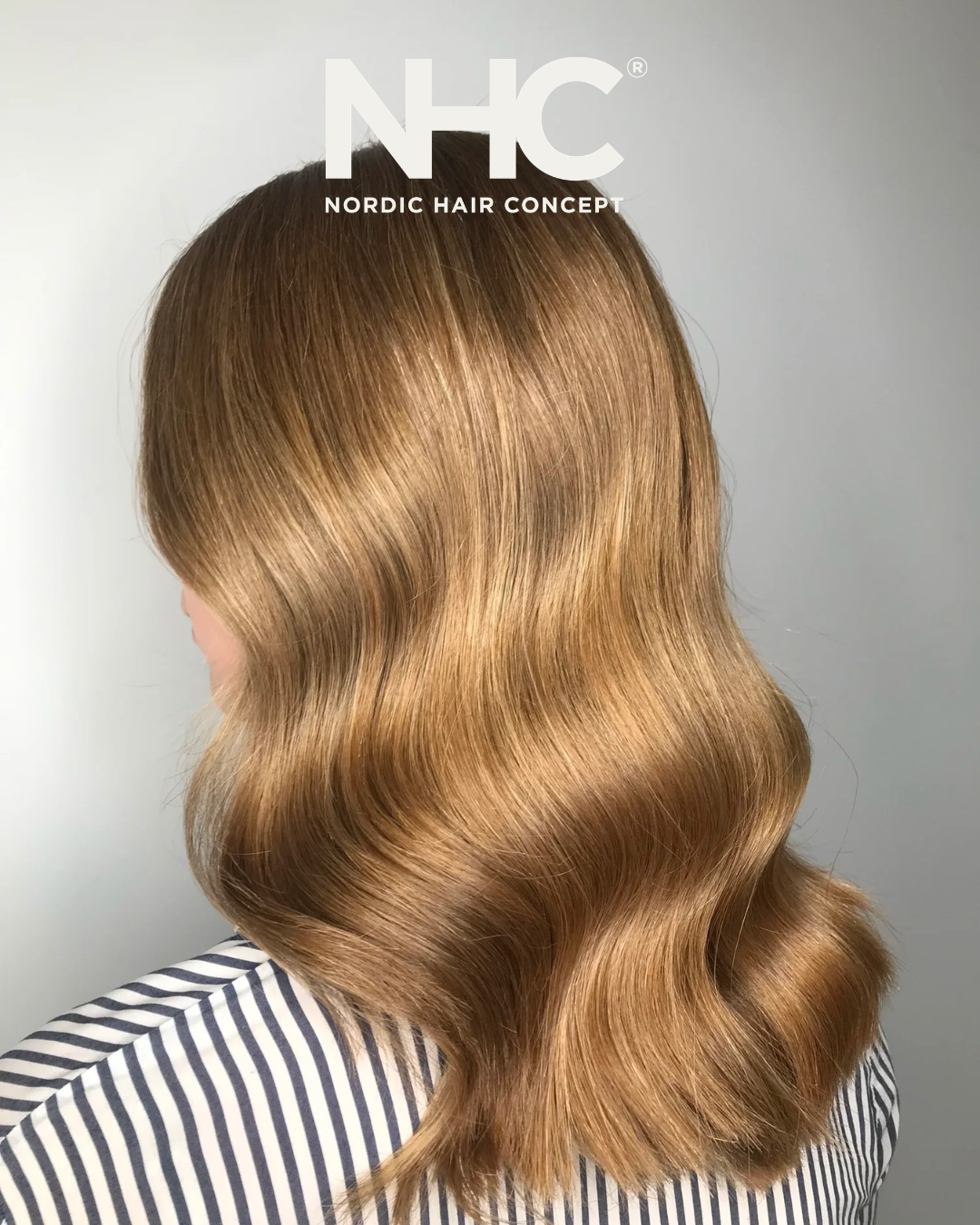 Billede af en person med langt, glat, bølget, skinnende blondt hår set fra siden.