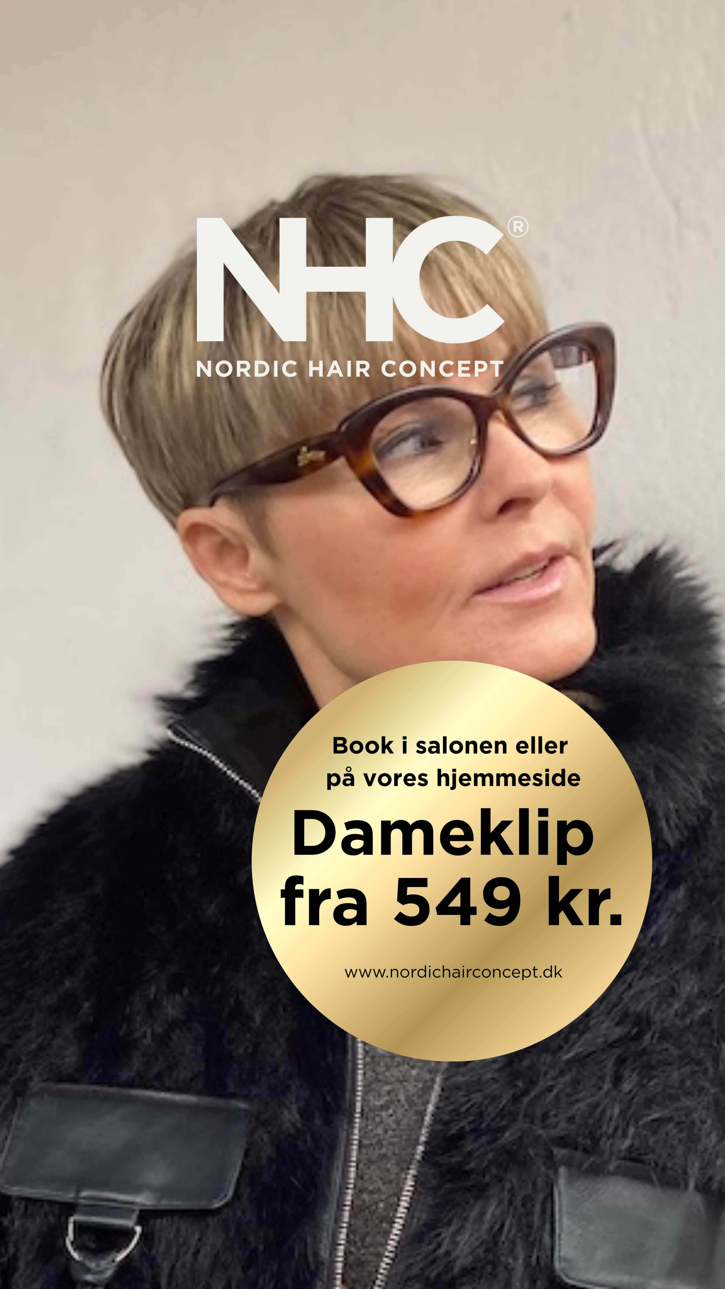 Reklame for Nordic Hair Concept med en kvinde i brunt hår og store briller, der bærer en sort pelsjakke.