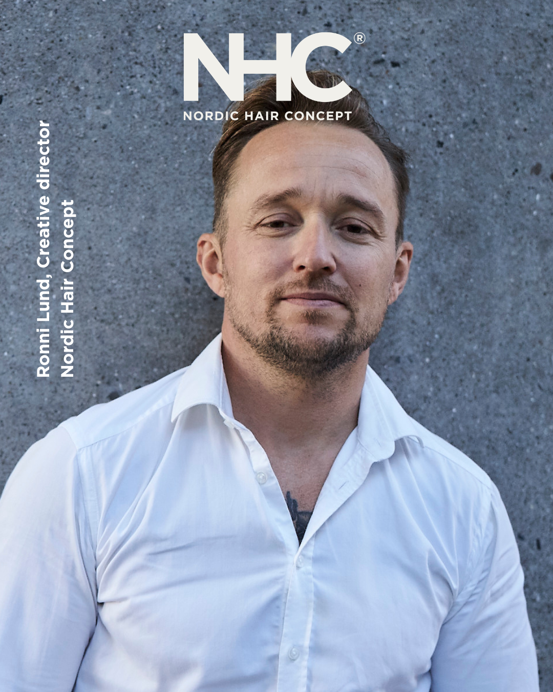 Portræt af Ronni Lund foran en grå væg, iført hvid skjorte. Tekst viser 'Nordic Hair Concept' og hans navn.