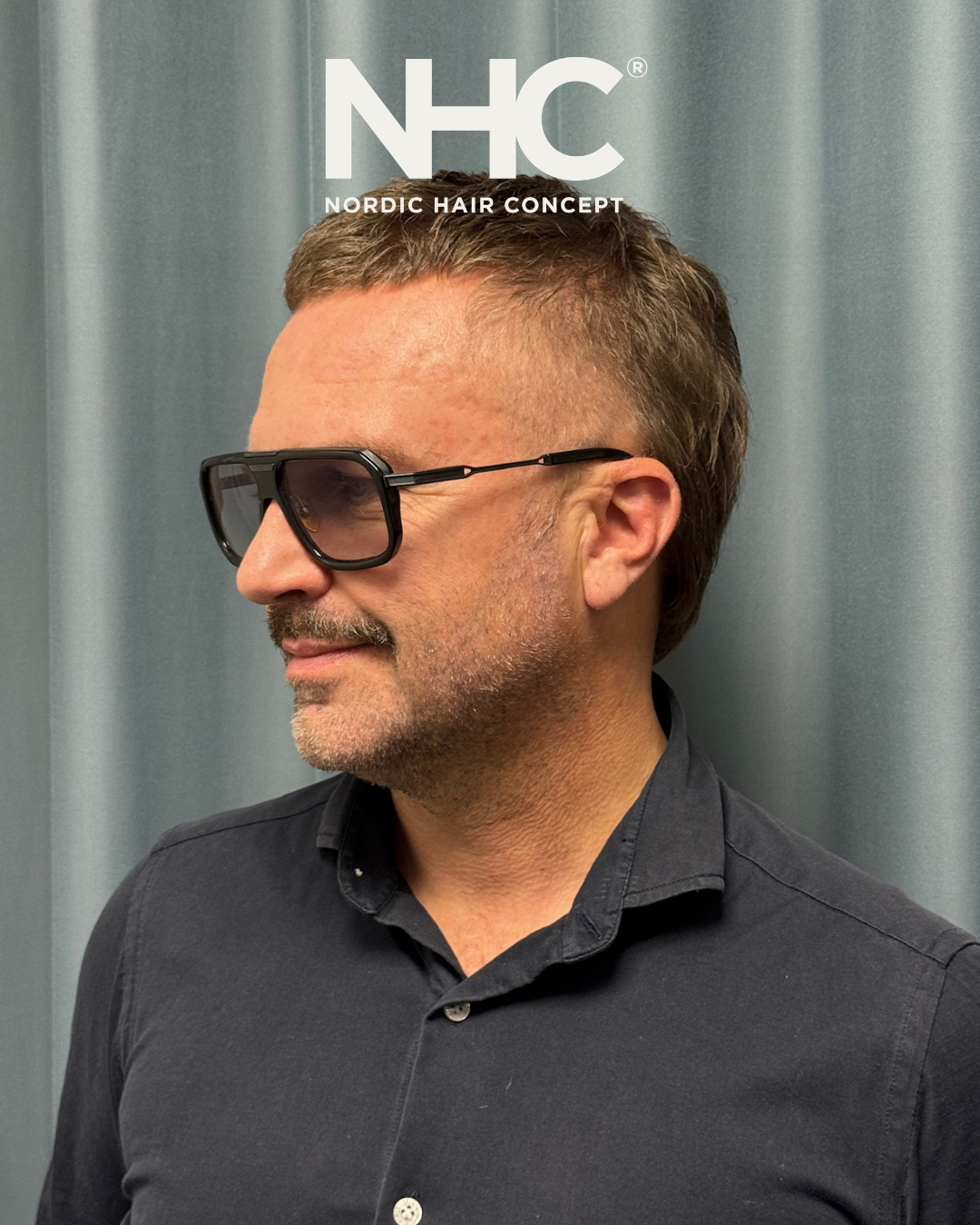 Person med briller og sort skjorte står foran en grå baggrund, med logoen 'NHC' og teksten 'Nordic Hair Concept' øverst.