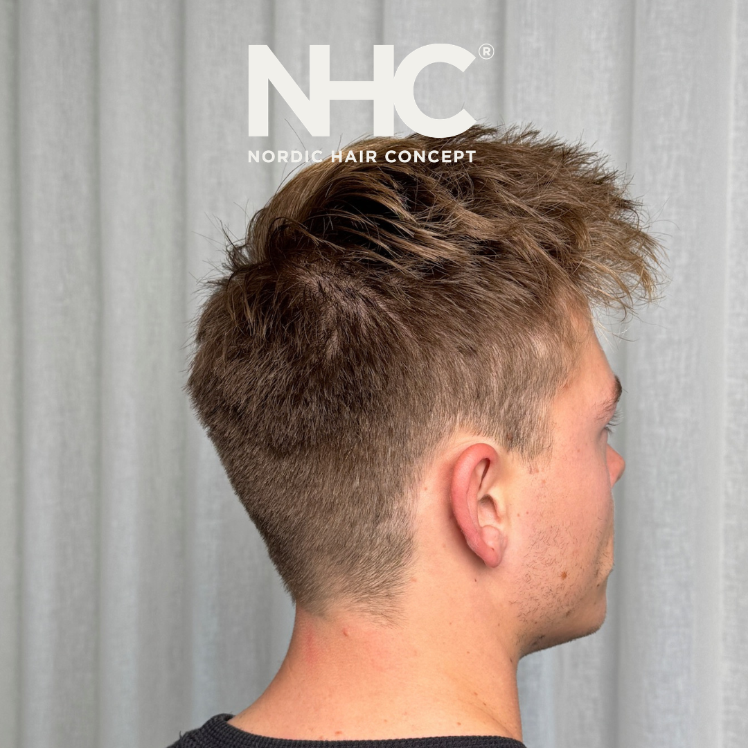 Profilbillede af en ung mand med en moderne, kortklippet hårstil med længere, rodet hår øverst, foran en lys gardin.