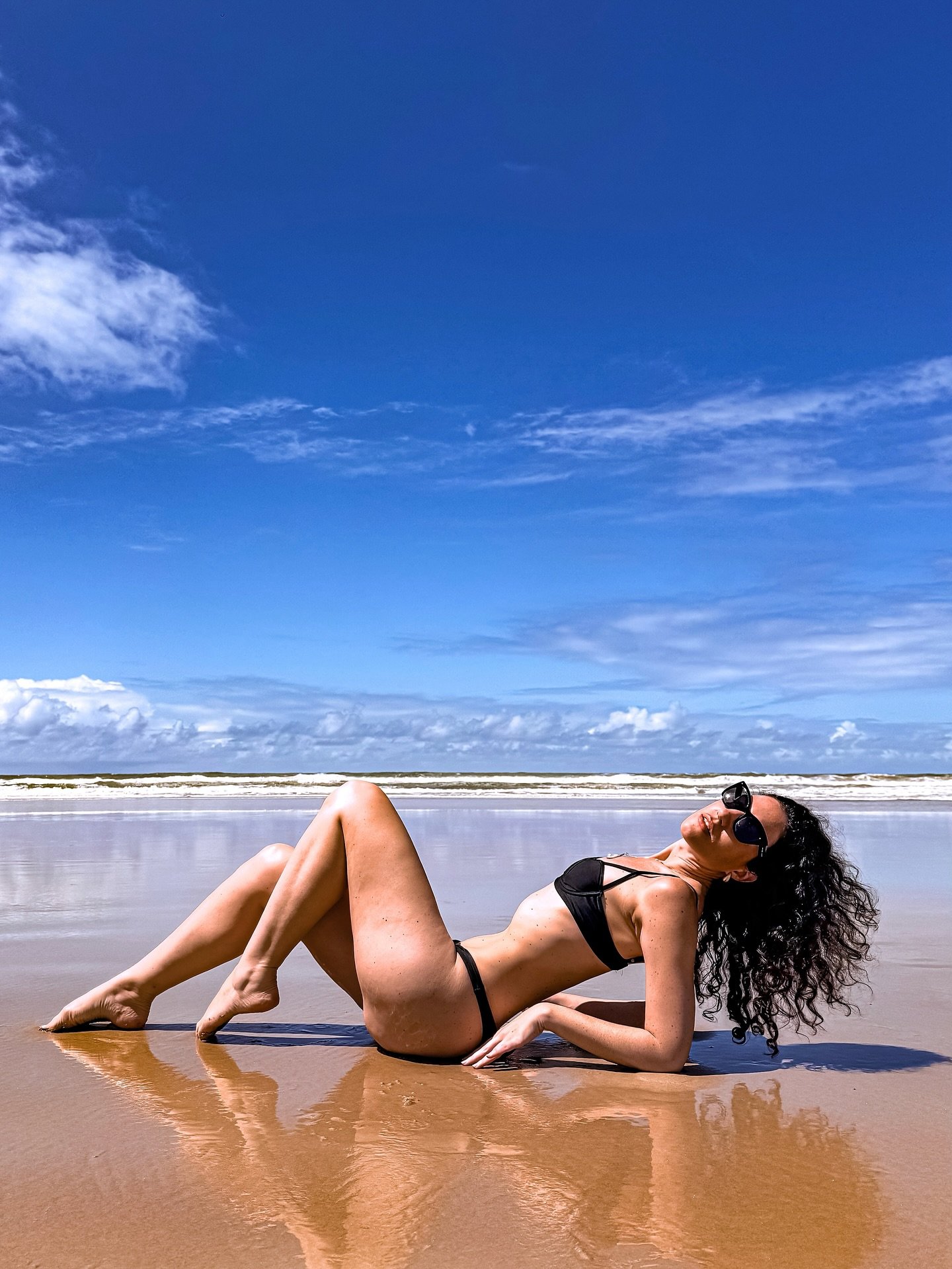 I can hardly believe I finally made it back to Ilh&eacute;us &mdash; the paradise my dear friends @dicarumo05 (our eternal colombaiana) and @raonypenteado call home. 🌴💛 Some places are heaven on earth, and some friendships make it feel like no time